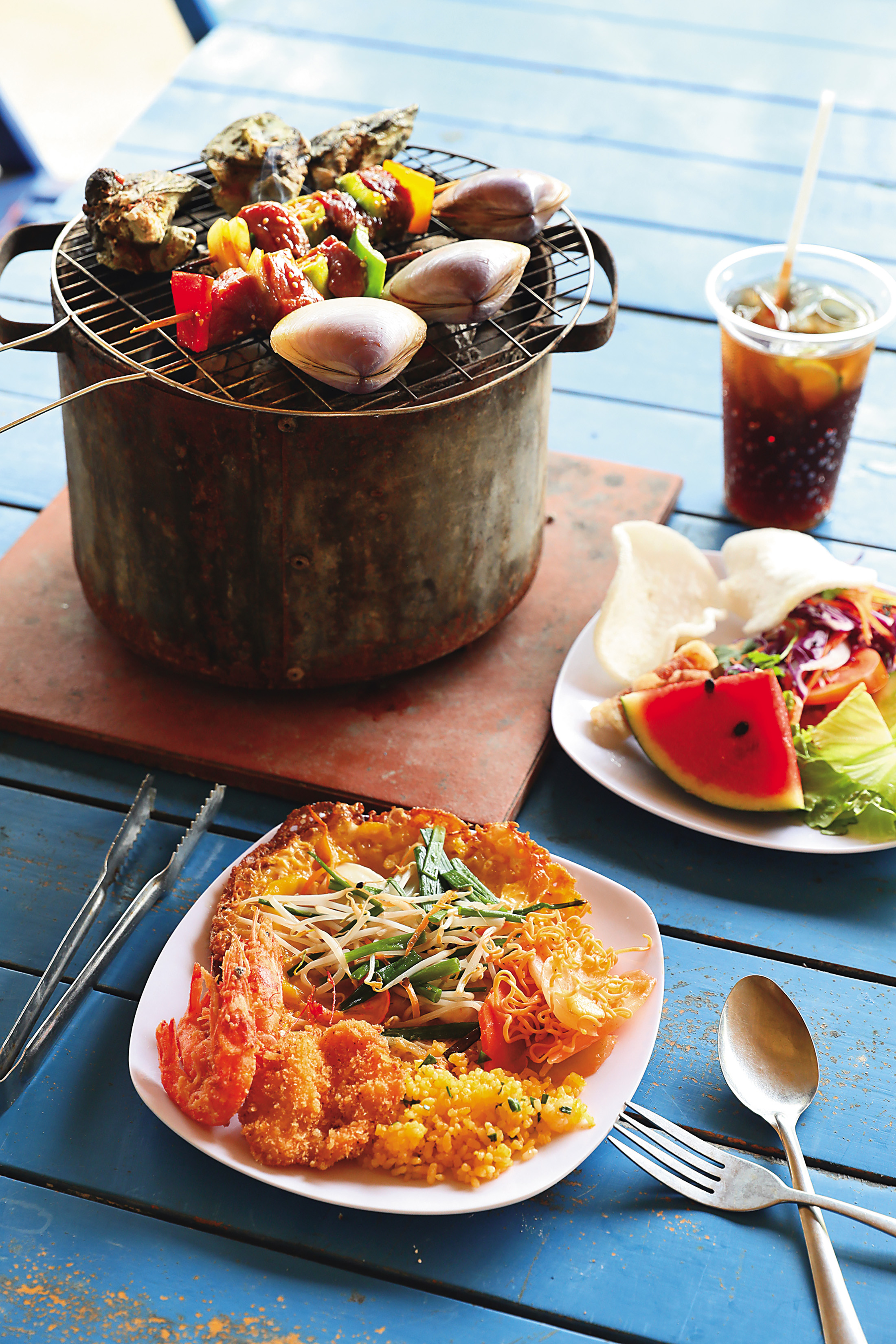 島上的午餐是自助式BBQ，遊客自己取用喜歡的食材進行燒烤。