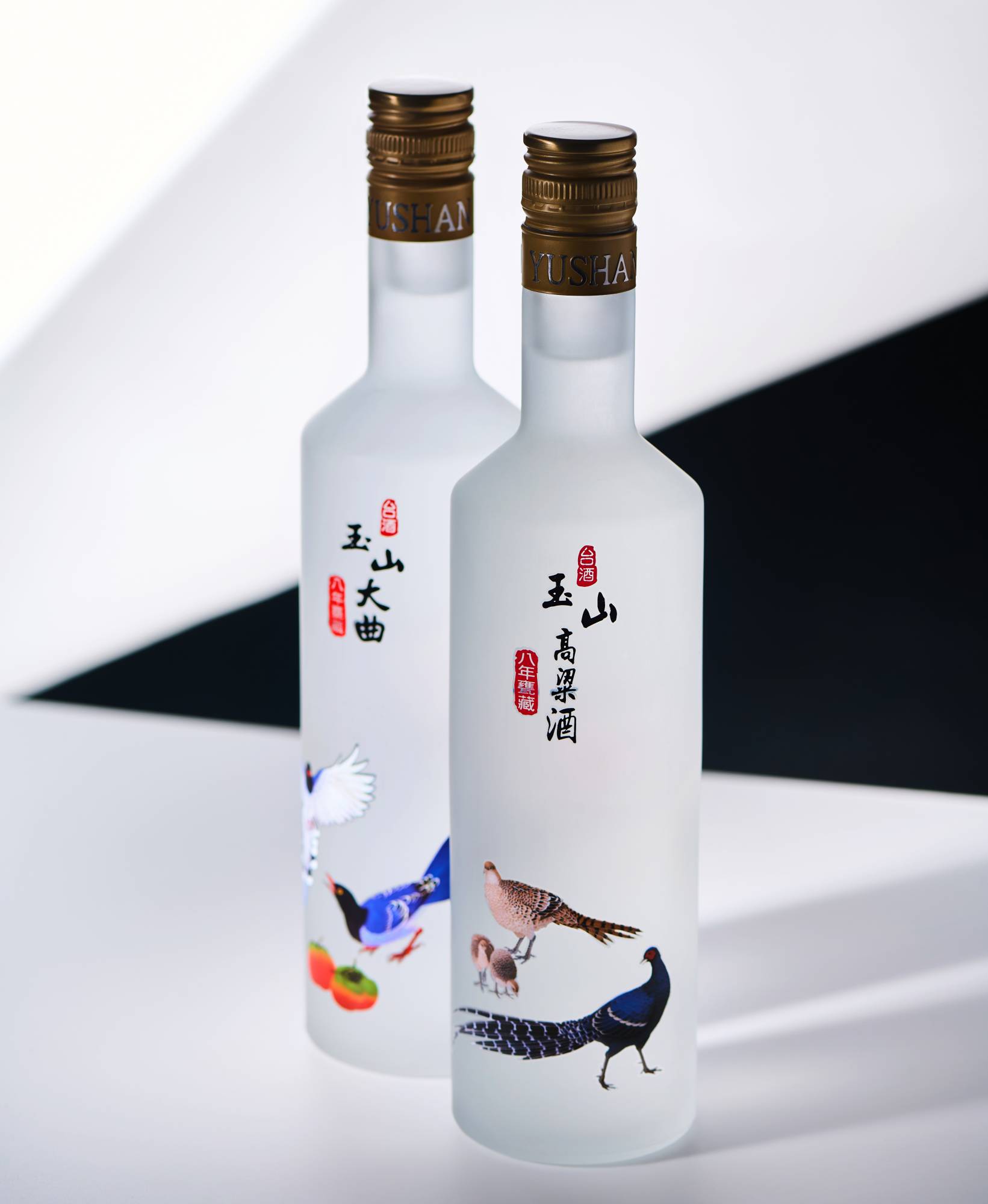 台酒玉山高粱酒與玉山大曲 類別:高粱酒 產區:台灣嘉義 特色:「玉山高粱酒」八年甕藏「帝雉」版,酒精濃度56%;而「玉山大曲」八年甕藏「藍鵲」版,酒精濃度59.5%,兩者都由嘉義酒廠調酒師精心調配,並以台灣特有種鳥類帝雉為主題設計瓶身。酒液以傳統固態法發酵、固態蒸餾釀製,摘取酒頭勾兌甕藏熟陳。其酒體梅果與香草氣息繚繞,對映沉穩醇厚陳酒香,酒體甘潤細緻,層次感豐富。 酒精:56%與59.5% 建議售價:約NT$1,000(每瓶)