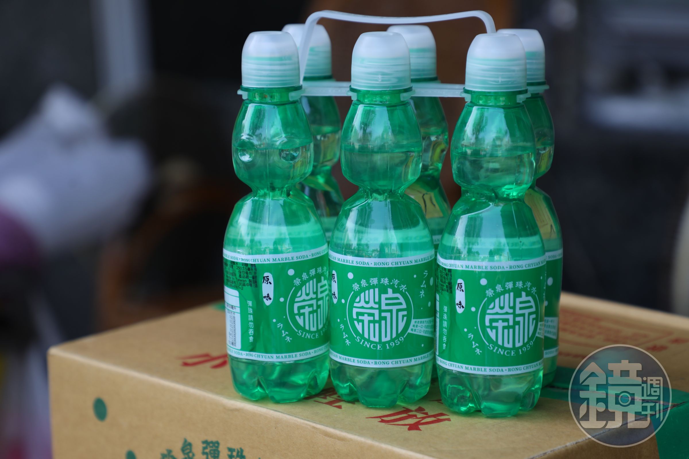 在這攤還能買到高雄製造的古早味「榮泉彈珠汽水」。（35元／瓶）