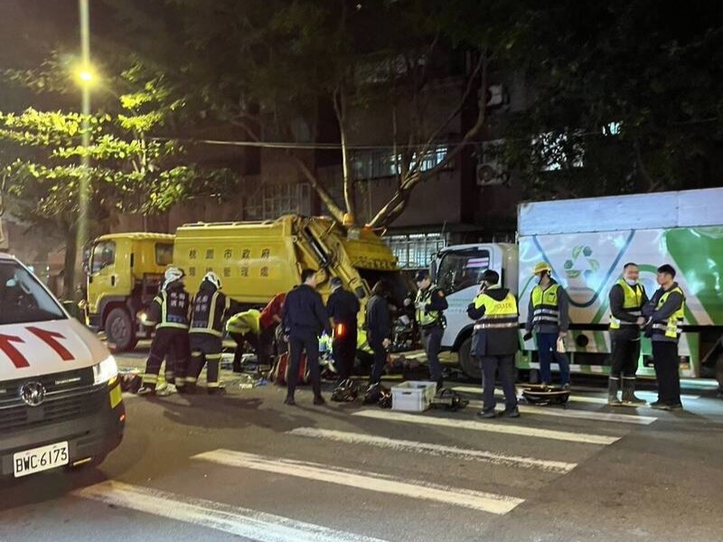 桃園市龜山區今日晚間發生回收車衝撞垃圾車事故，導致一名婦人送醫不治。（翻攝畫面）
