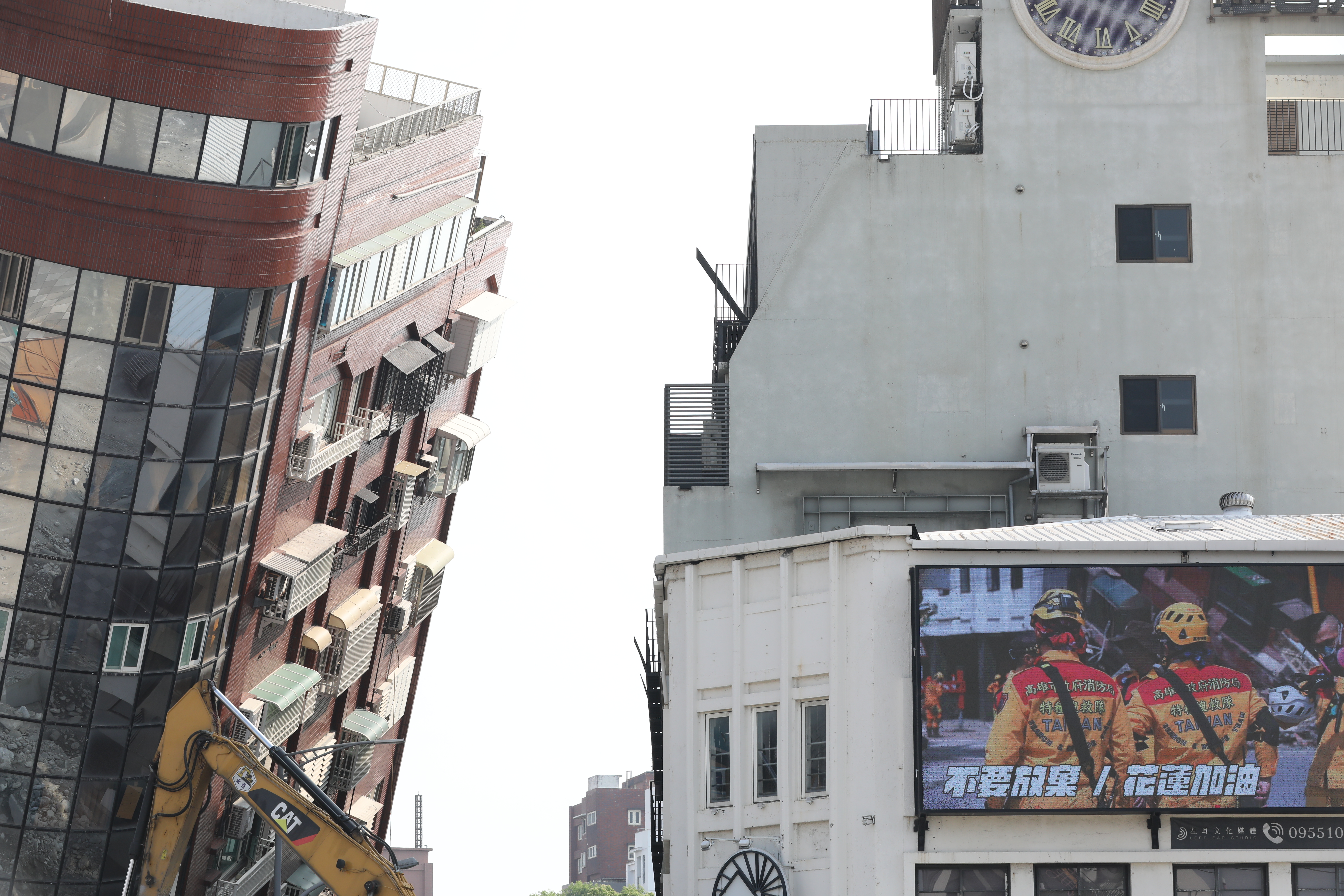 花蓮地震造成許多建物倒塌、道路中斷，日本政府和民間宣布送暖協助賑災。