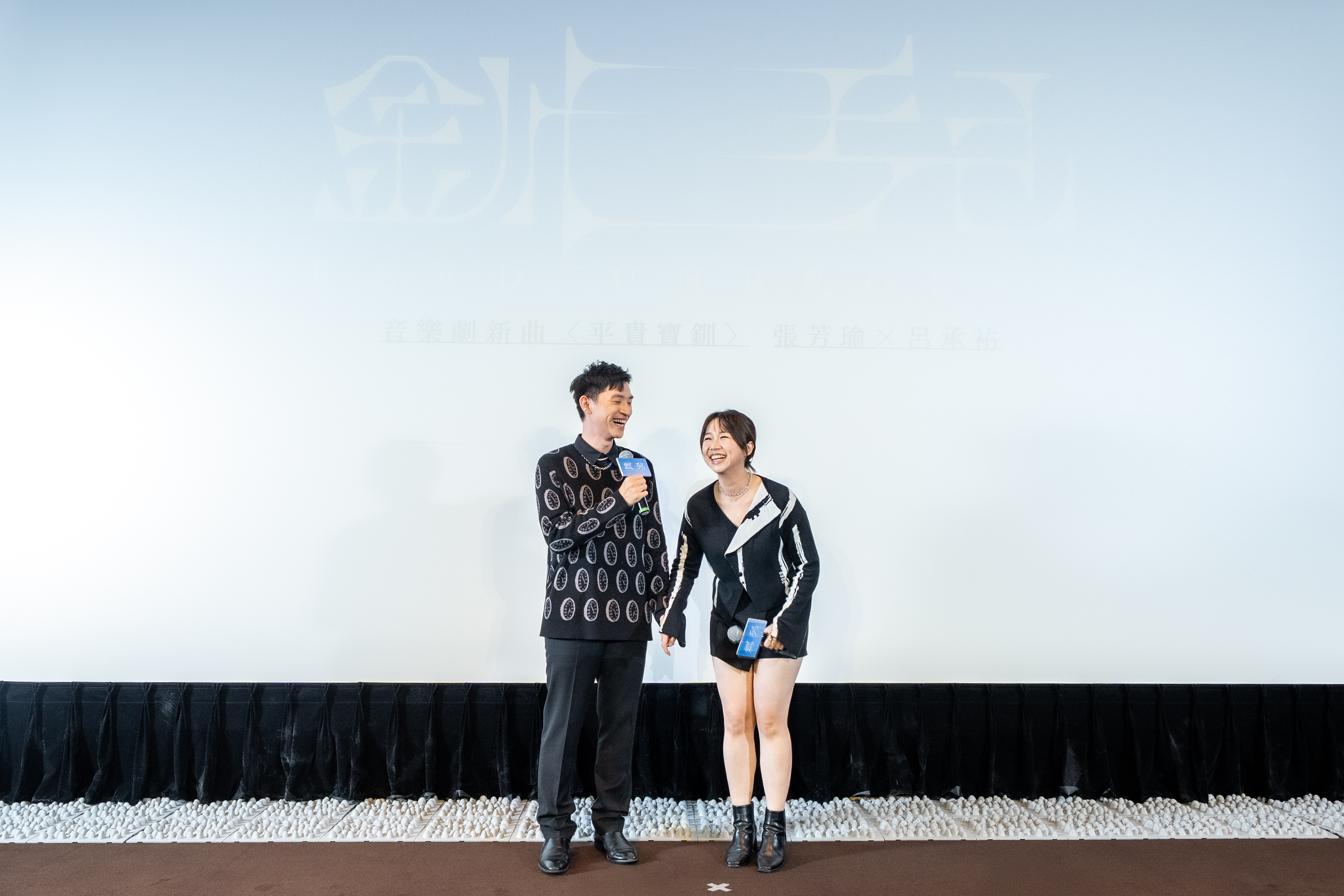 《釧兒》男女主角呂承祐、張芳瑜現場演唱劇中新版〈平貴寶釧〉。（大慕可可/躍演劇團提供