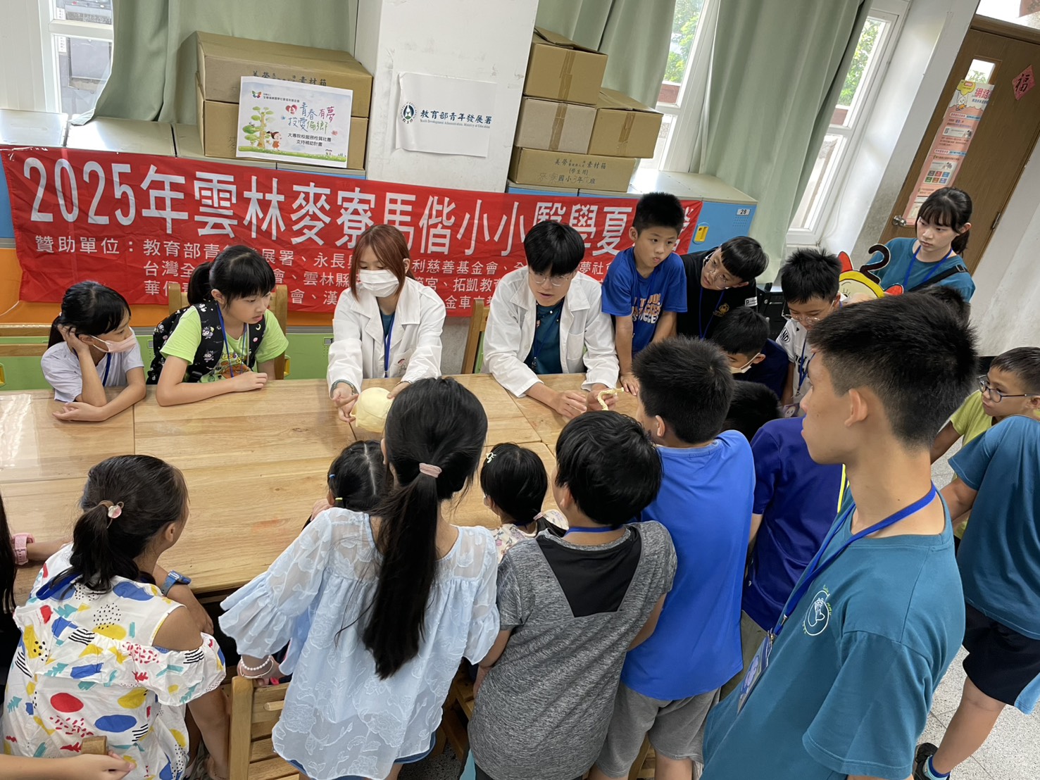 小小醫學營提供多元的課程，核心教案「豬心解剖」與「認識骨頭」讓孩子動手操作，深入了解人體構造與運作。（馬偕醫學大學提供）