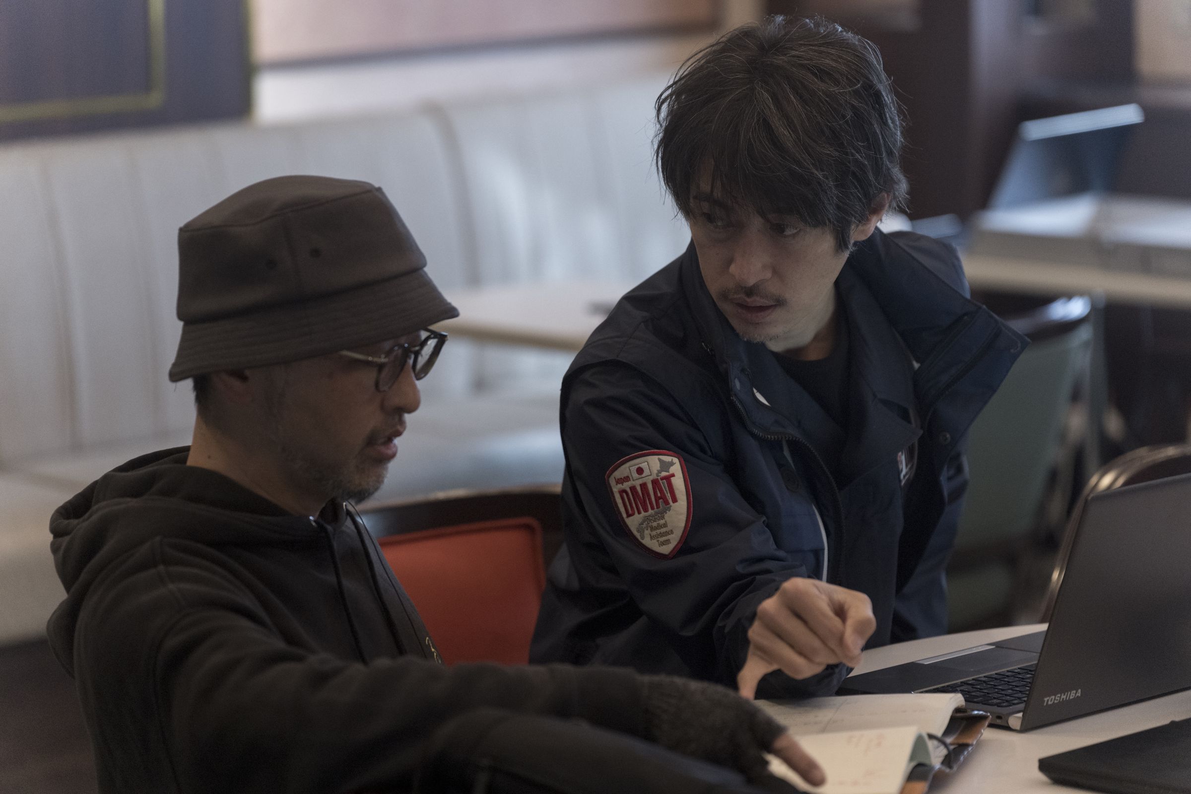 窪塚洋介(右)破天荒接演《戰疫前線》,無論是演技和私下的生活態度都令導演關根光才印象深刻。(天馬行空提供)
