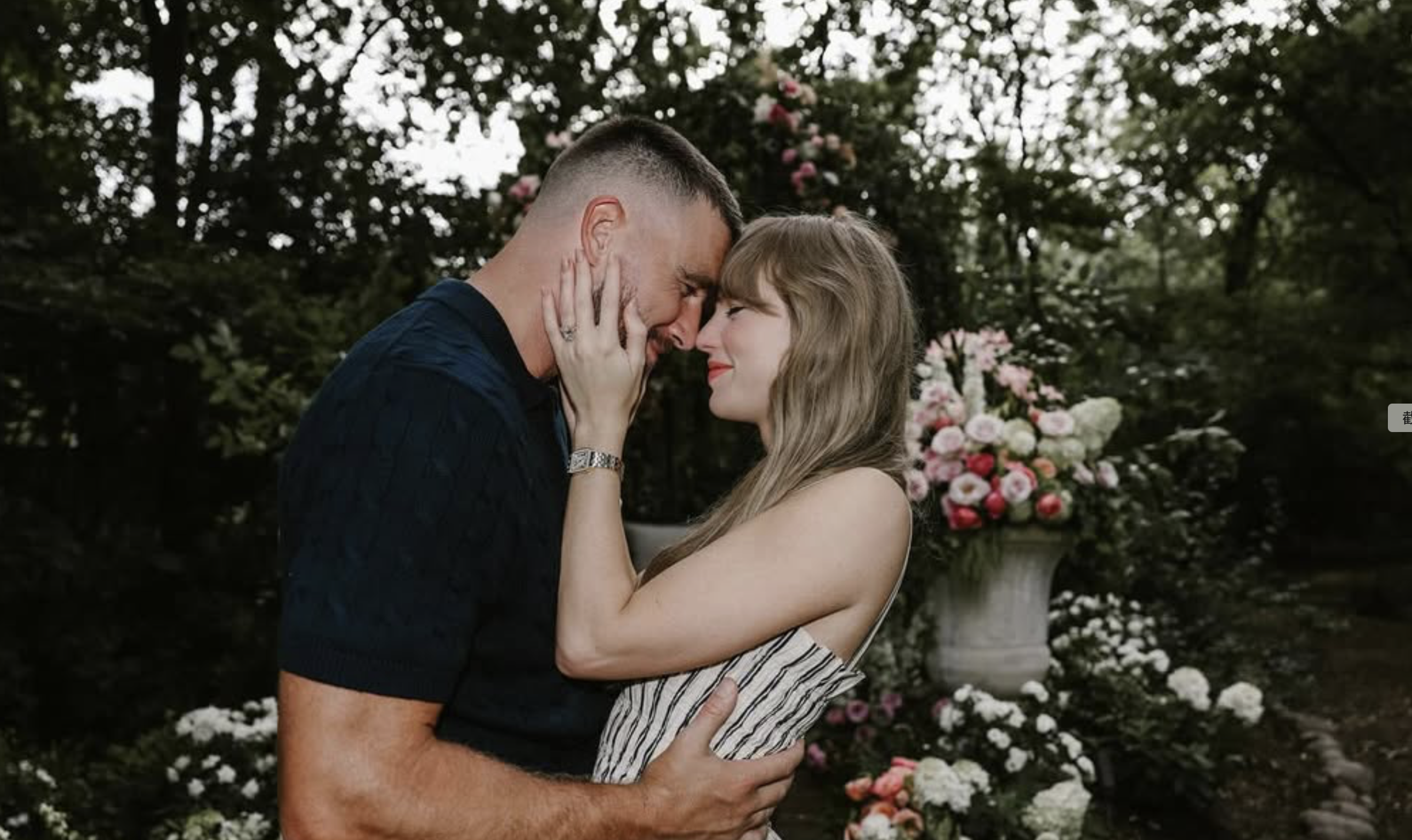 光是崔維斯凱爾西(左)與泰勒絲(右)宣佈訂婚的照片,打破了Instagram紀錄,發表1個小時突破100萬個讚數。(翻攝自Taylor Swift官方Instagram)