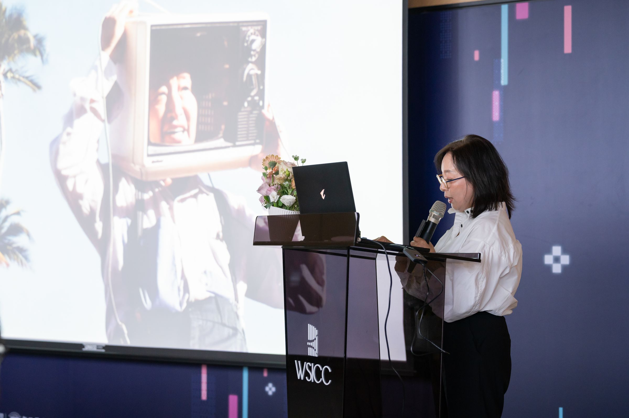 韓國白南準藝術中心館長朴南熙以「美術館作為城市感性治理的觸媒」為題發表演講。(新竹縣政府提供)