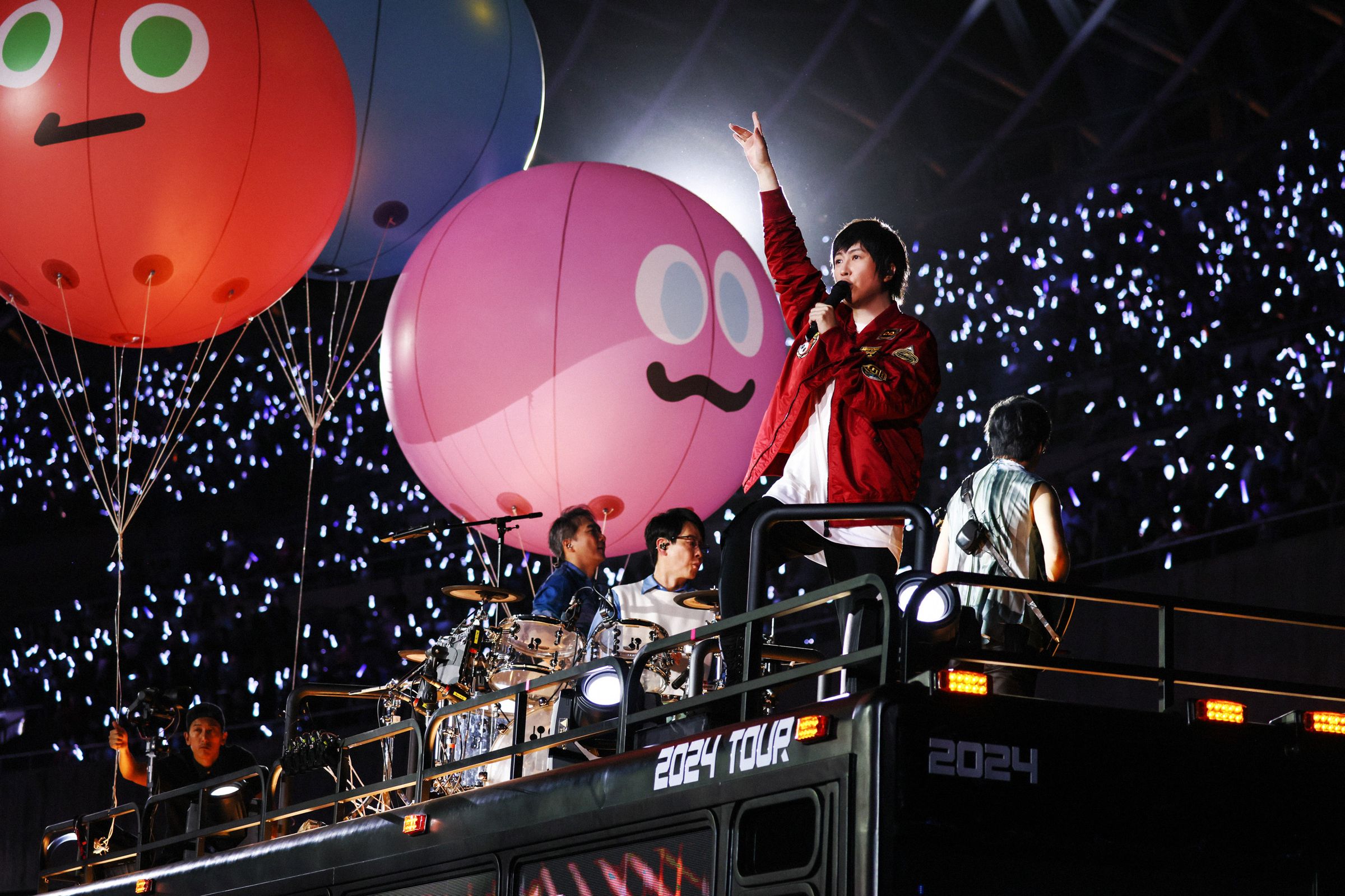 五月天將2023線上跨年演唱會載具直接重現到演唱會上。(相信音樂提供)