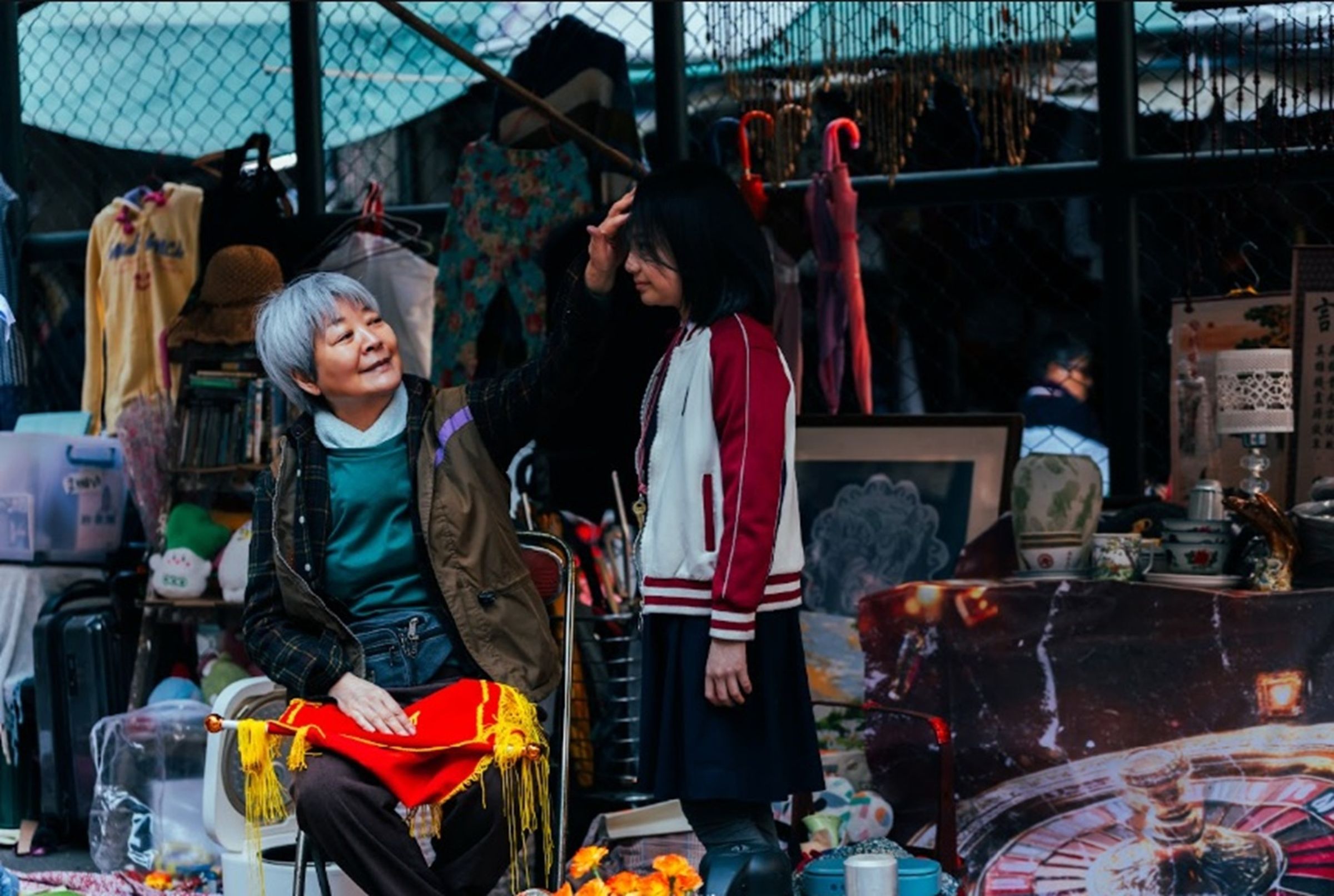 《我未許願先吹蠟燭》裡金燕玲(左)、梅靜妍(右)飾演祖孫。(華映提供)