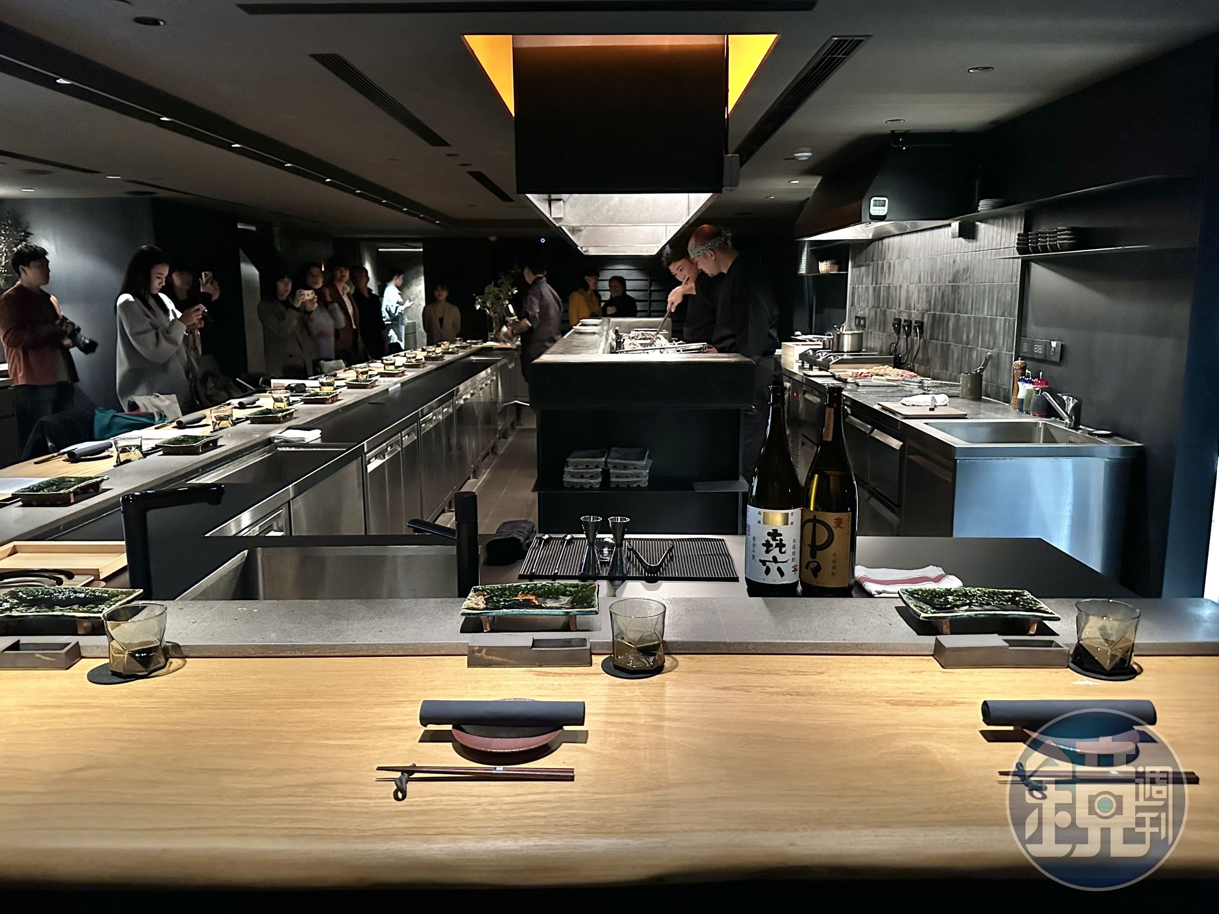 用餐區延續本店設計,座位會圍繞著烤檯,讓客人欣賞主廚專注烤肉的神情。
