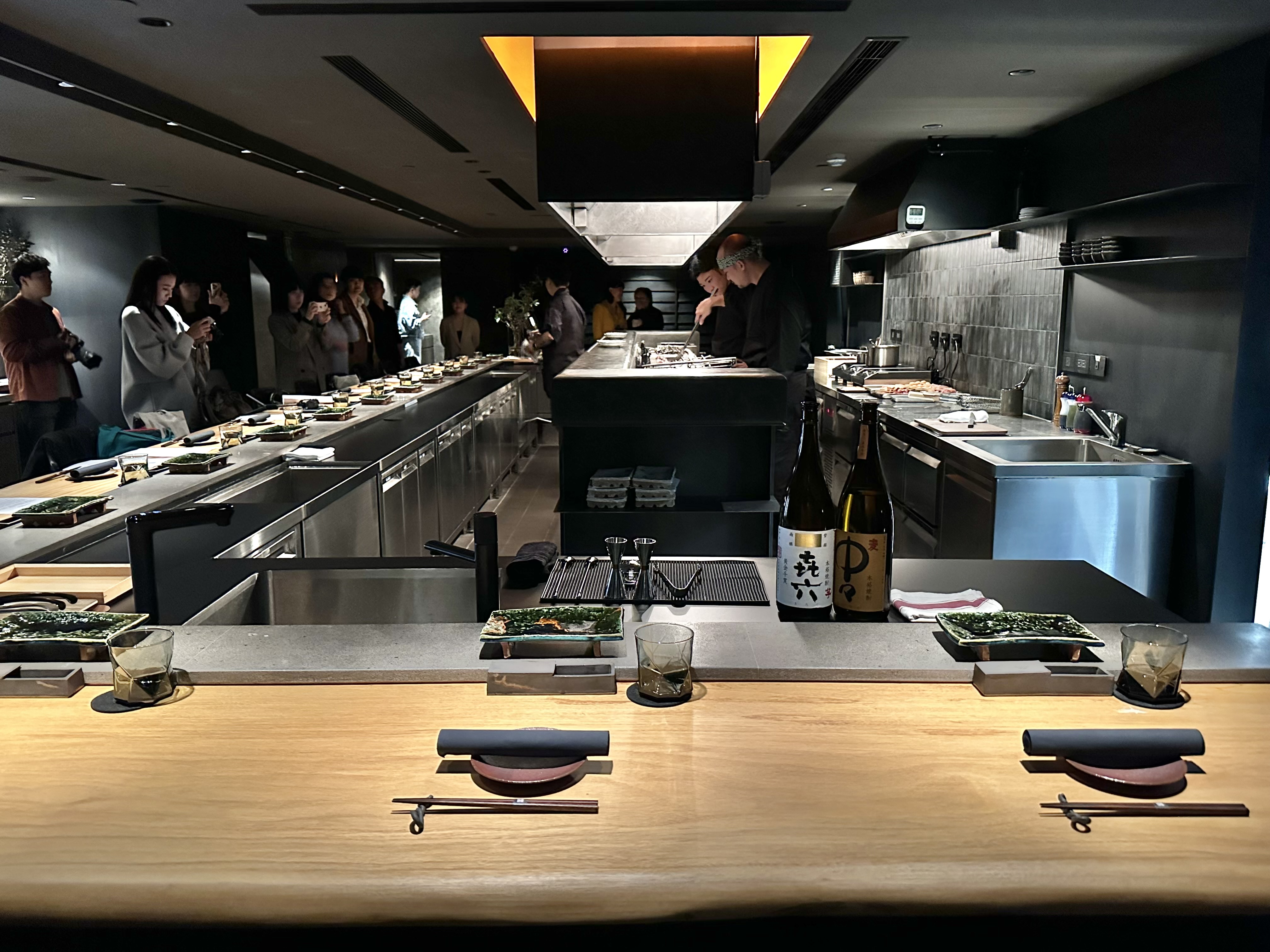 用餐區延續本店設計,座位會圍繞著烤檯,讓客人欣賞主廚專注烤肉的神情。