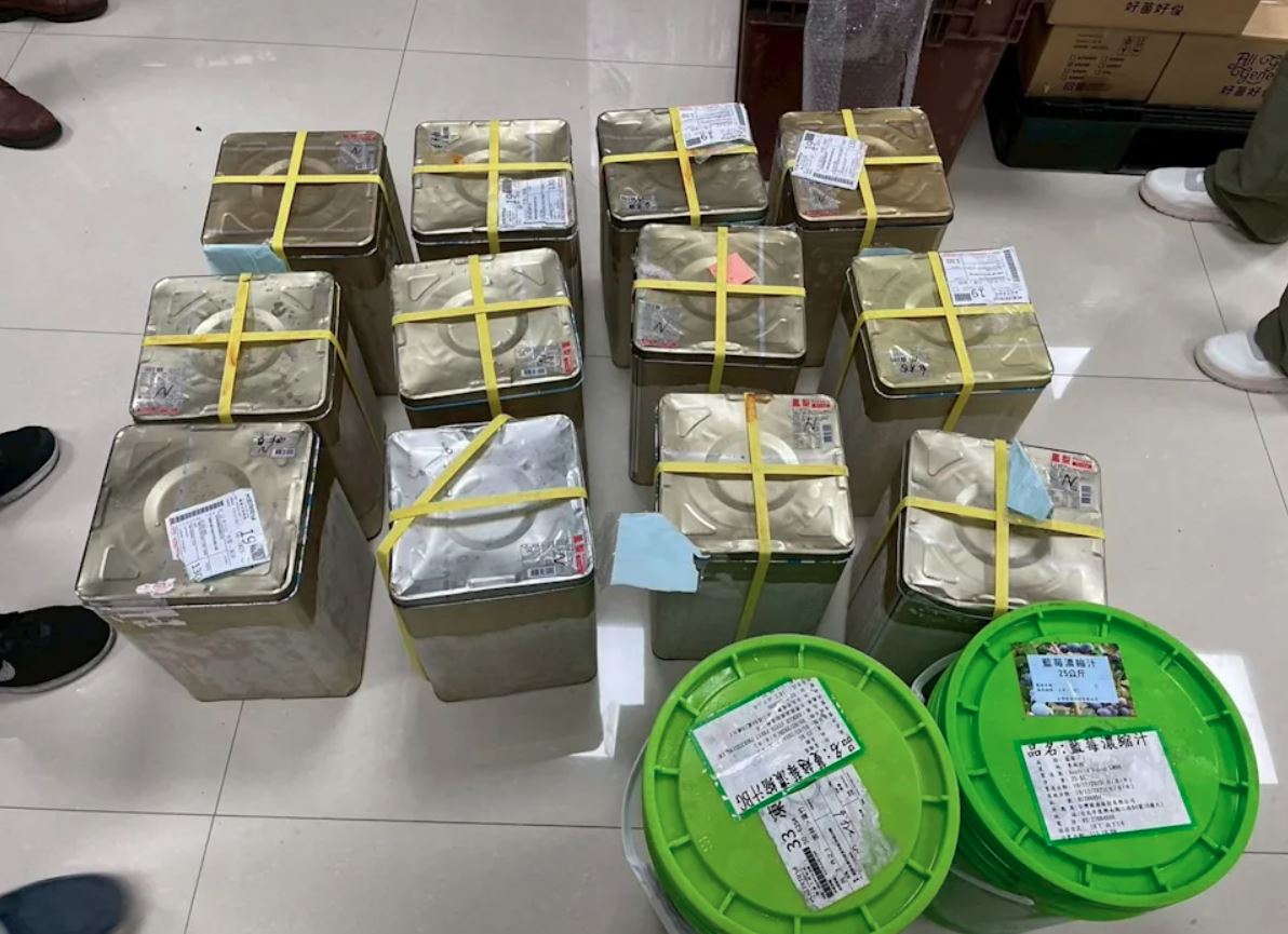 金蘭食品第四代鍾淳仁及其林姓妻子,涉嫌販售改標過期康普茶,並使用過期原物料製造商品販售。(翻攝畫面)