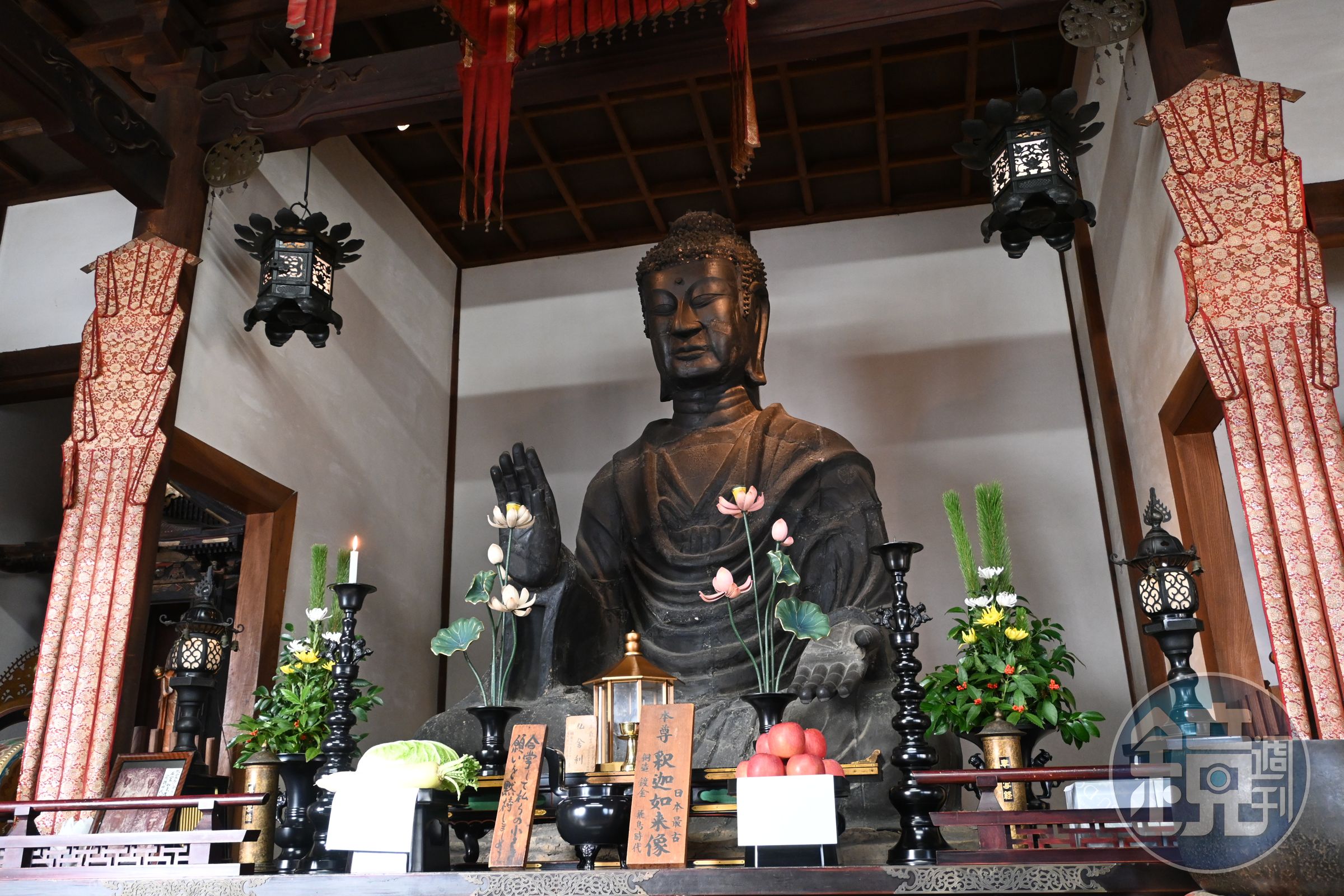 飛鳥大佛為銅造坐佛，高度約2.5 公尺，是日本現存最古老的佛像之一。