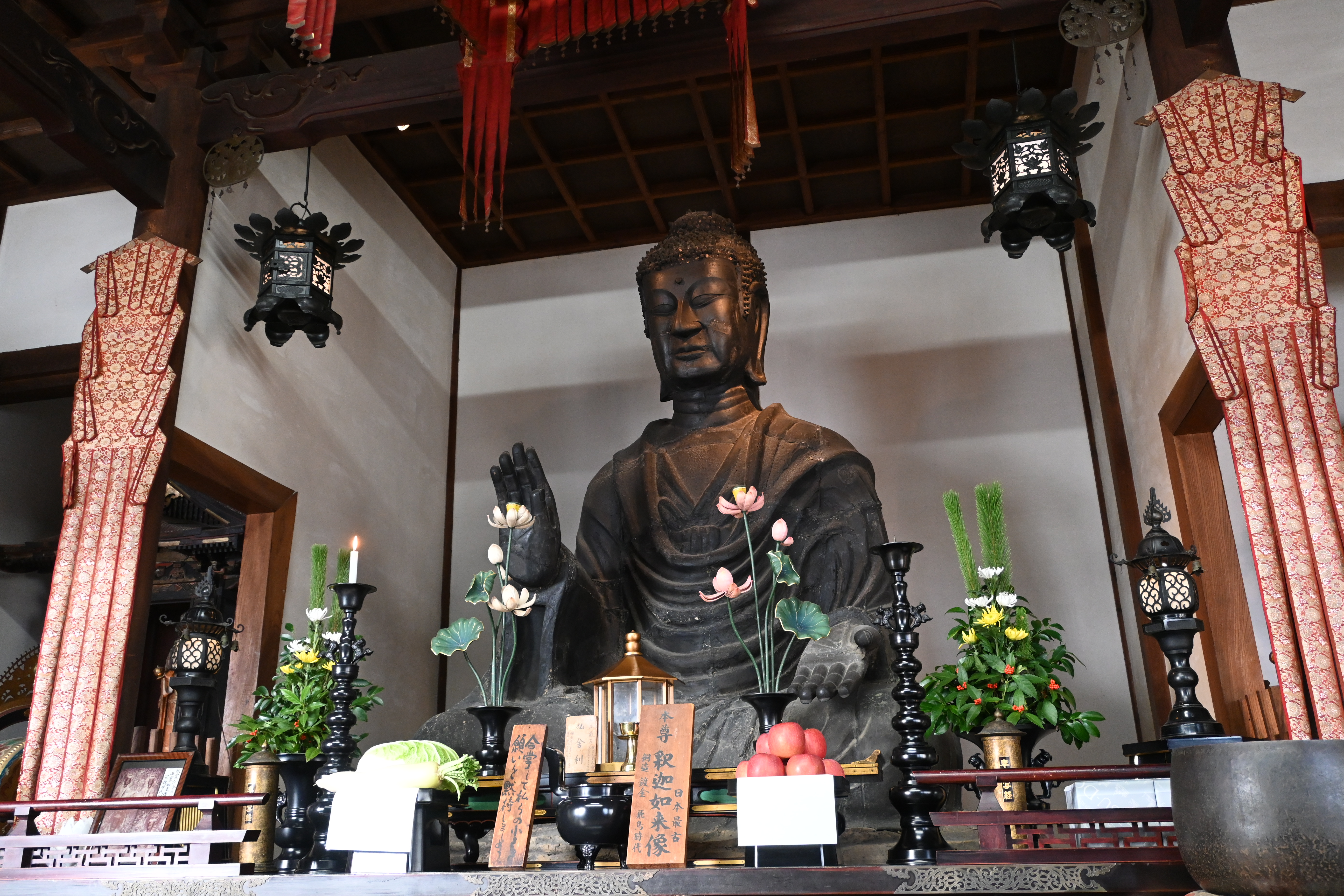 飛鳥大佛為銅造坐佛，高度約2.5 公尺，是日本現存最古老的佛像之一。