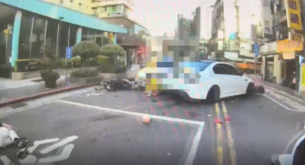 信義警匪追逐驚險畫面曝光。(警方提供)