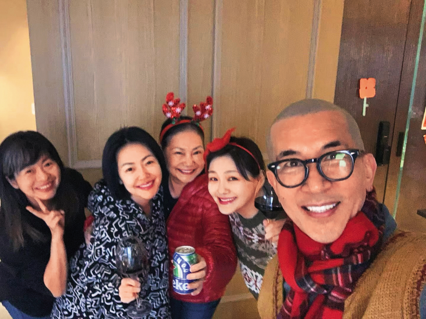 去年耶誕節,小S(左二)曬出和具俊曄(右起)、大S與S媽慶祝的照片,手上疑似拿著紅酒杯。(翻攝自小S臉書)