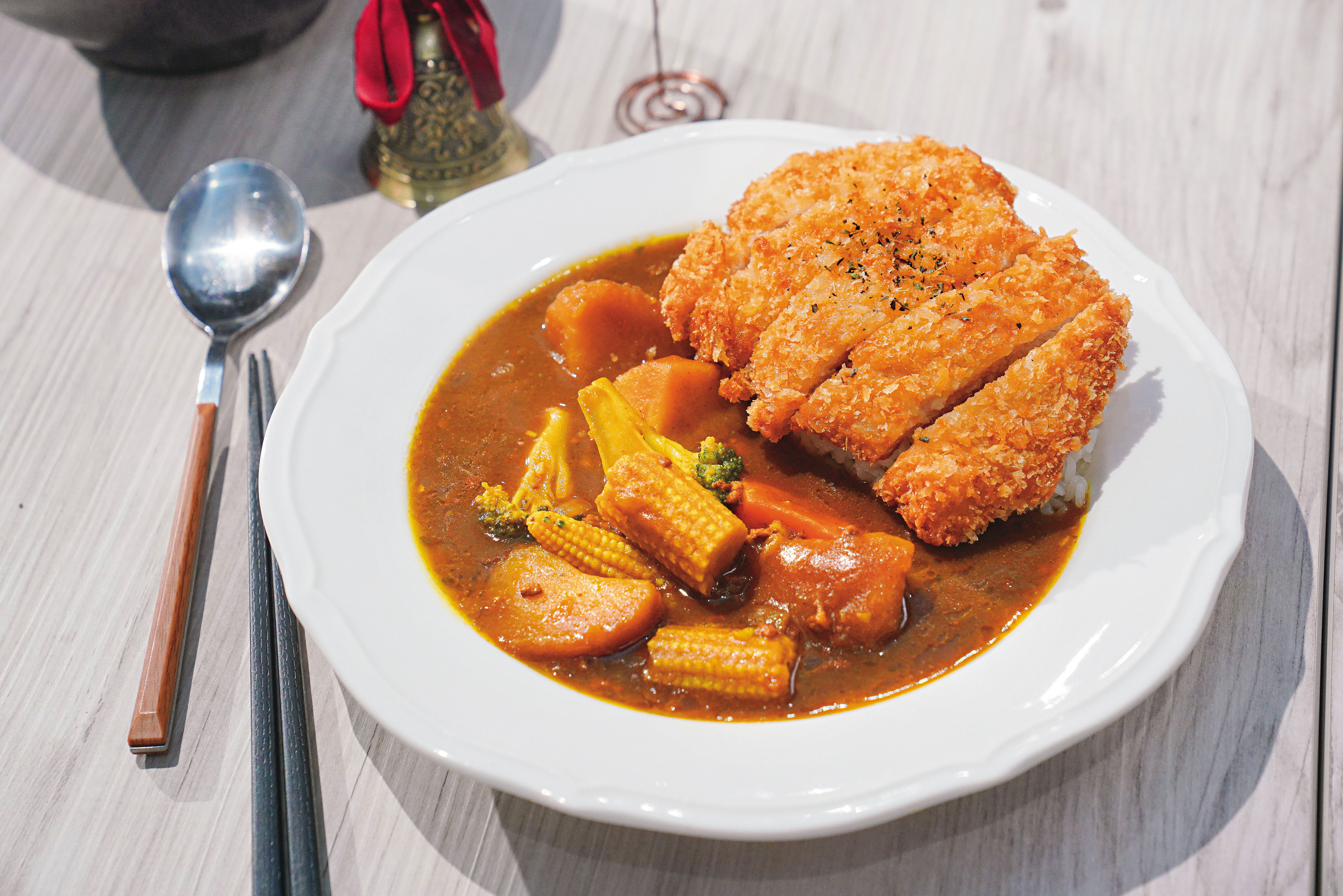 夢見主餐選項不多，豬排咖哩飯頗受歡迎。（280元/份）