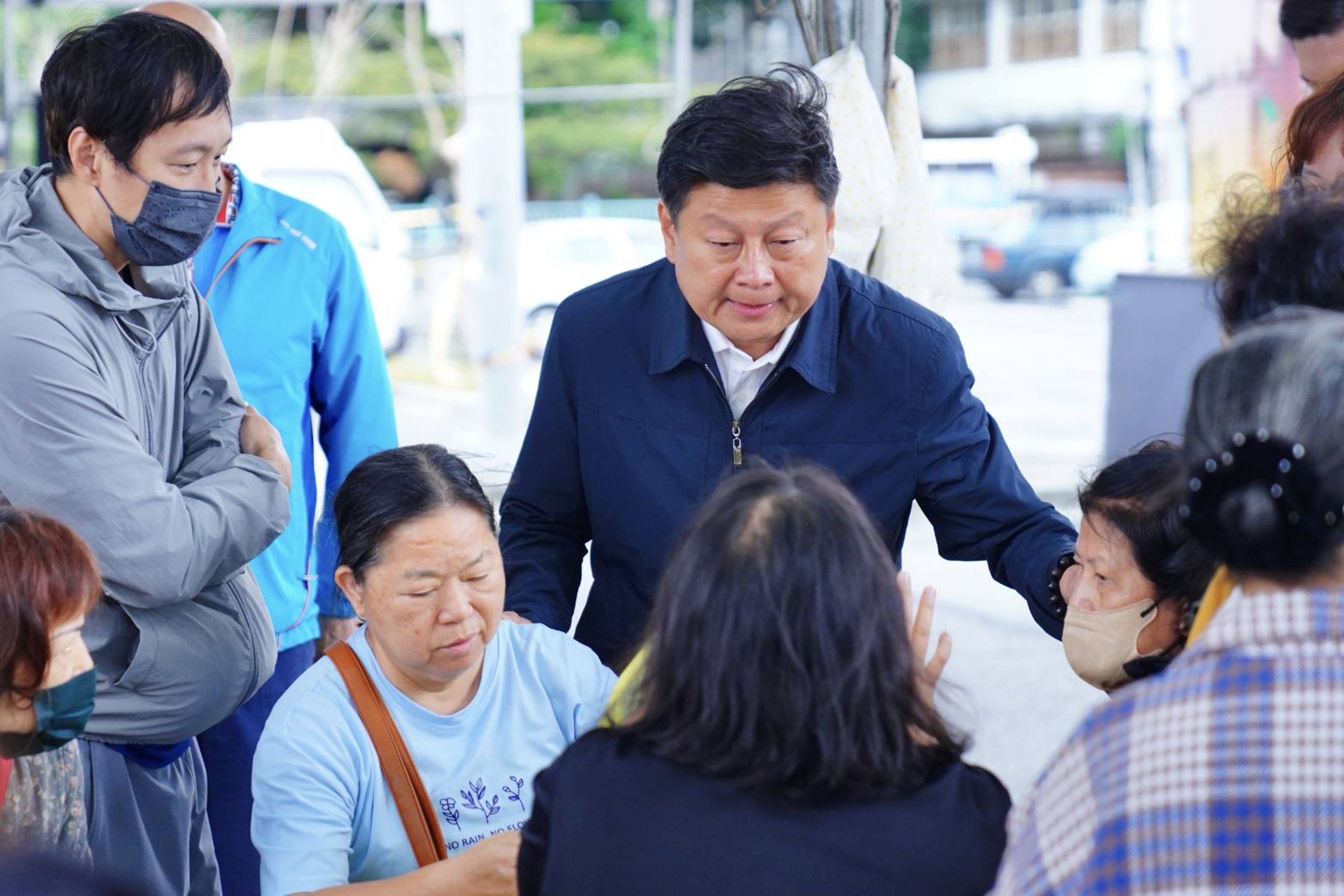 花蓮立委傅崐萁在0403花蓮強震時,第一時間趕回花蓮安慰民眾。(傅崐萁國會辦公室提供)