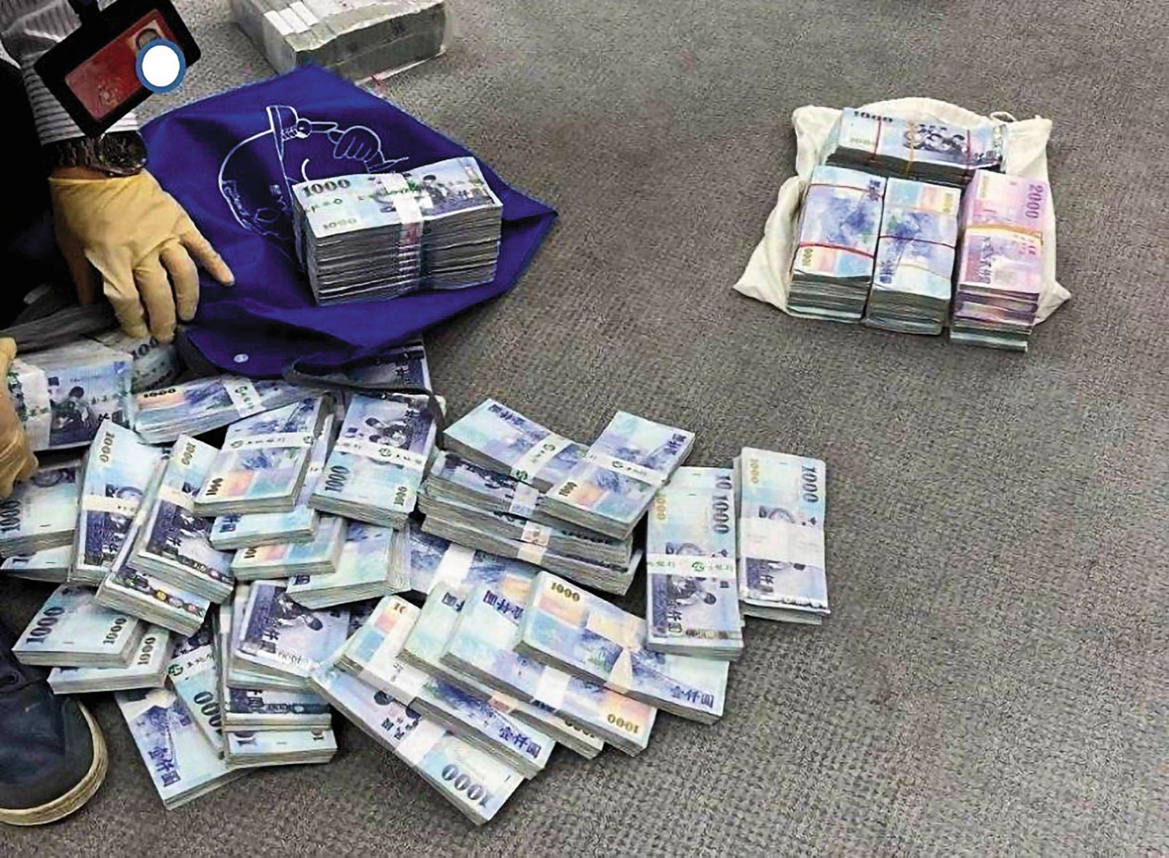 橋頭地檢查辦中油煉製事業部前執行長徐漢貪汙案，搜出大筆現金。（橋頭地檢署提供）