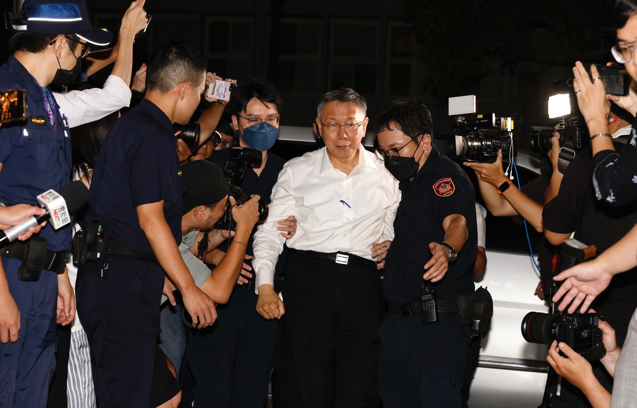 民眾黨黨主席柯文哲因涉入京華城弊案，遭台北地檢署以收賄罪及圖利罪涉嫌重大且有湮滅證據或勾串共犯或證人之虞，向台北地院聲請羈押禁見。（本刊資料照）