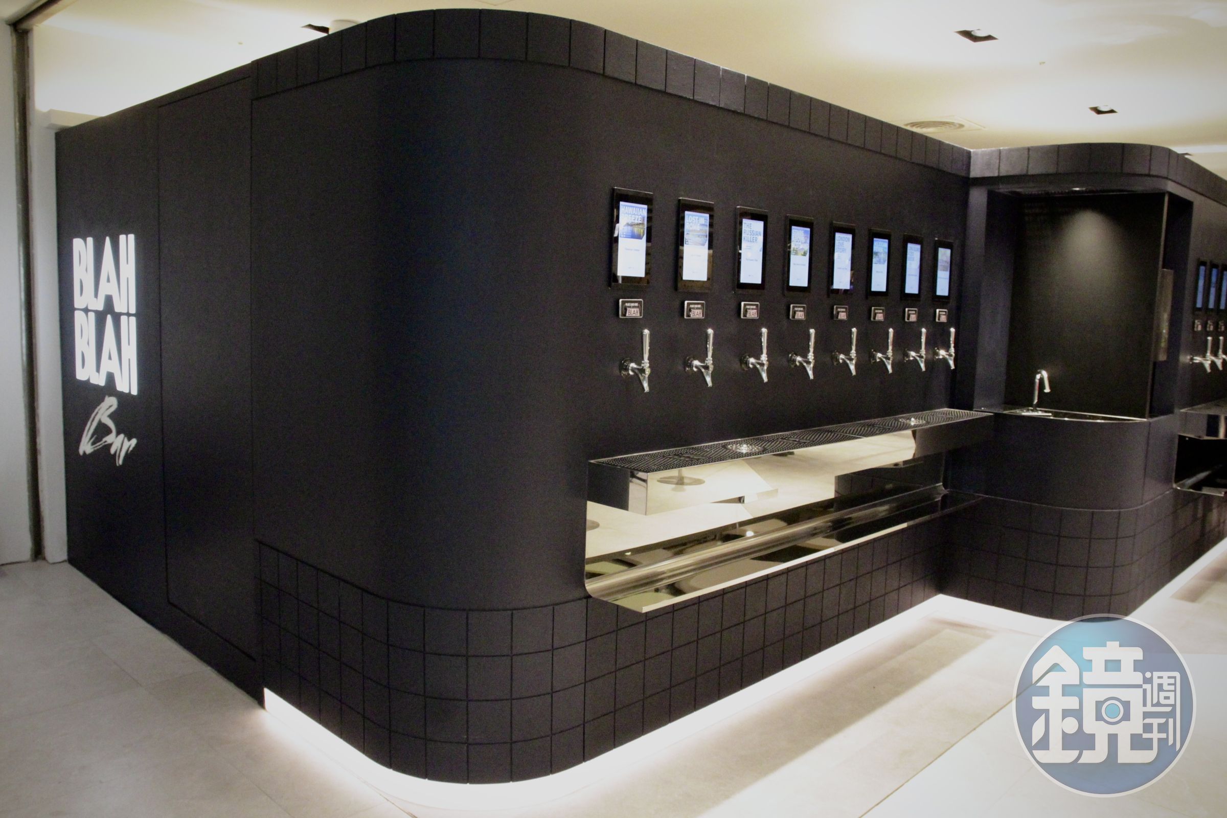 「BLAH BLAH Bar」位於新光三越信義A8館B1，全黑拉吧打酒系統看起來相當酷帥。