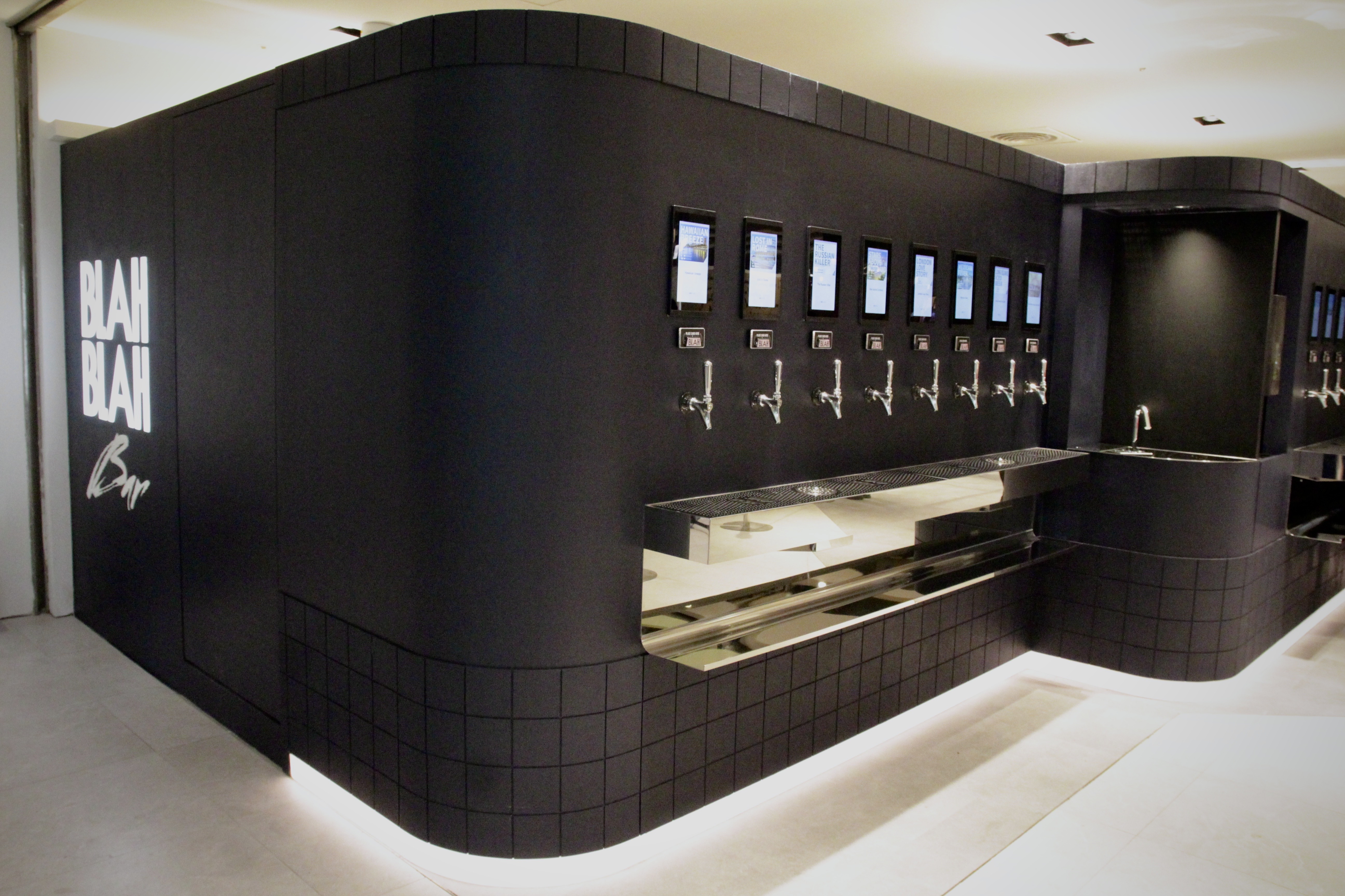 「BLAH BLAH Bar」位於新光三越信義A8館B1，全黑拉吧打酒系統看起來相當酷帥。