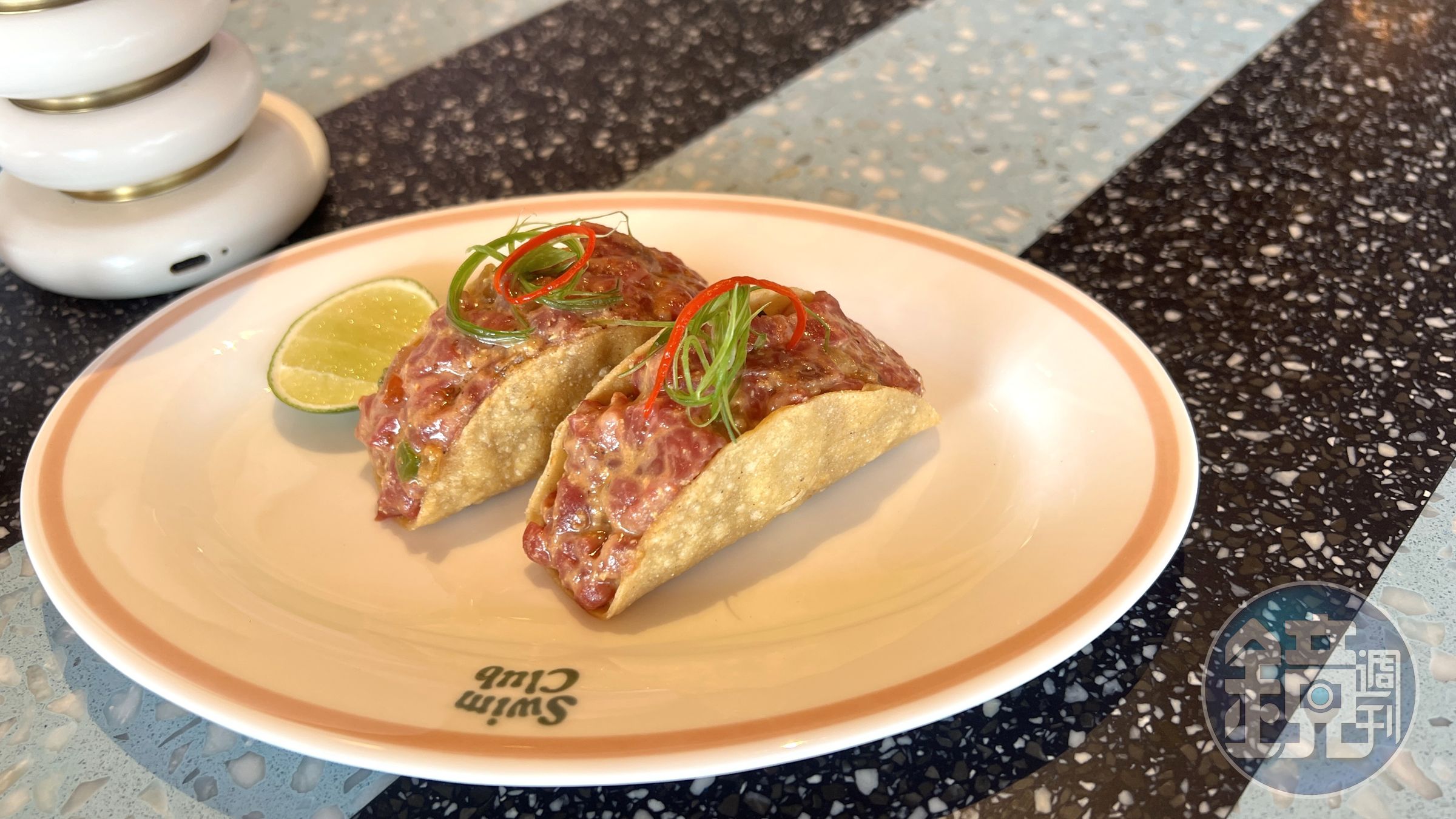 以手切和牛製作的「RAW TACOS」非常美味。（港幣188元／份，約NT$749）