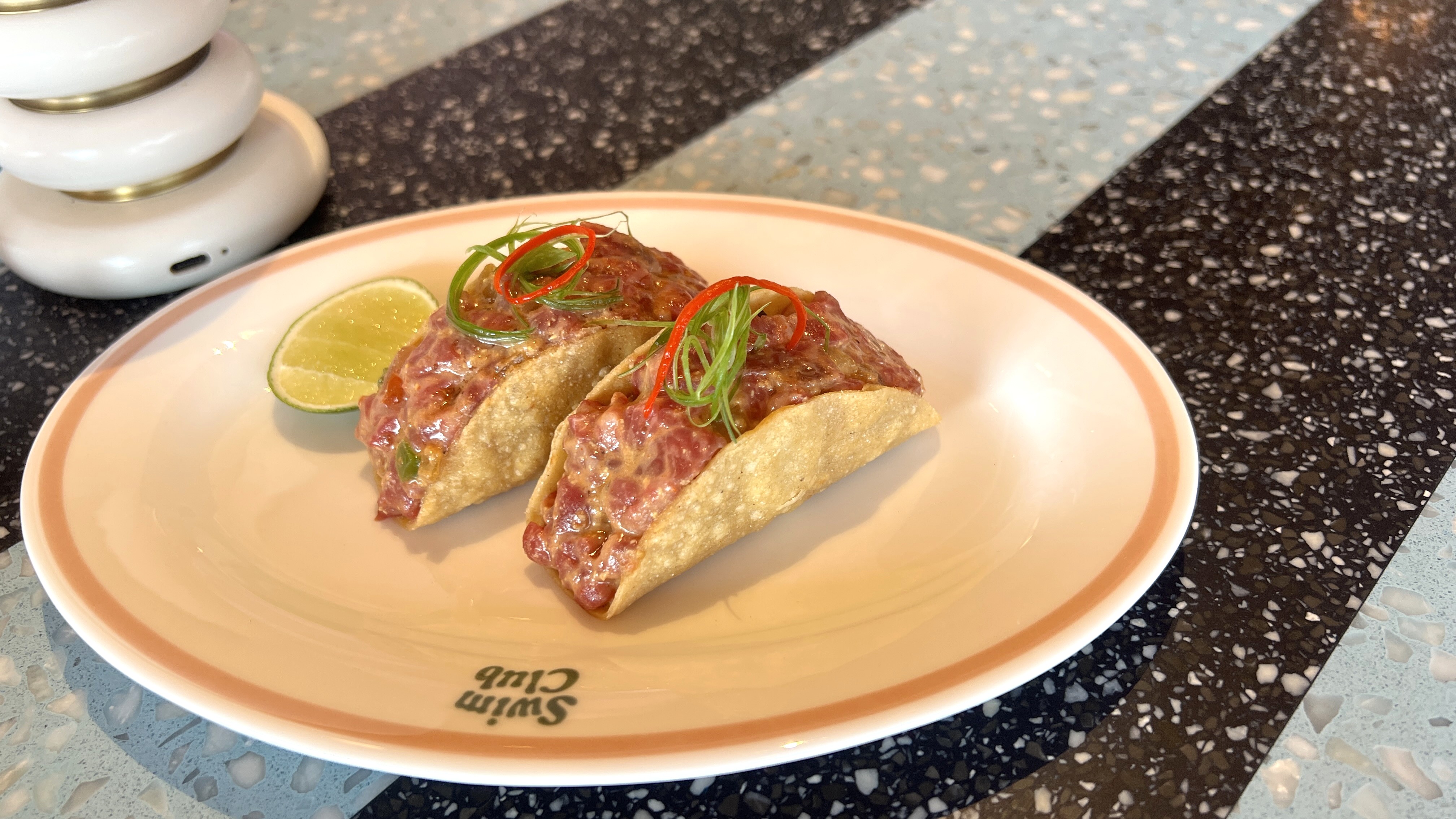 以手切和牛製作的「RAW TACOS」非常美味。（港幣188元／份，約NT$749）