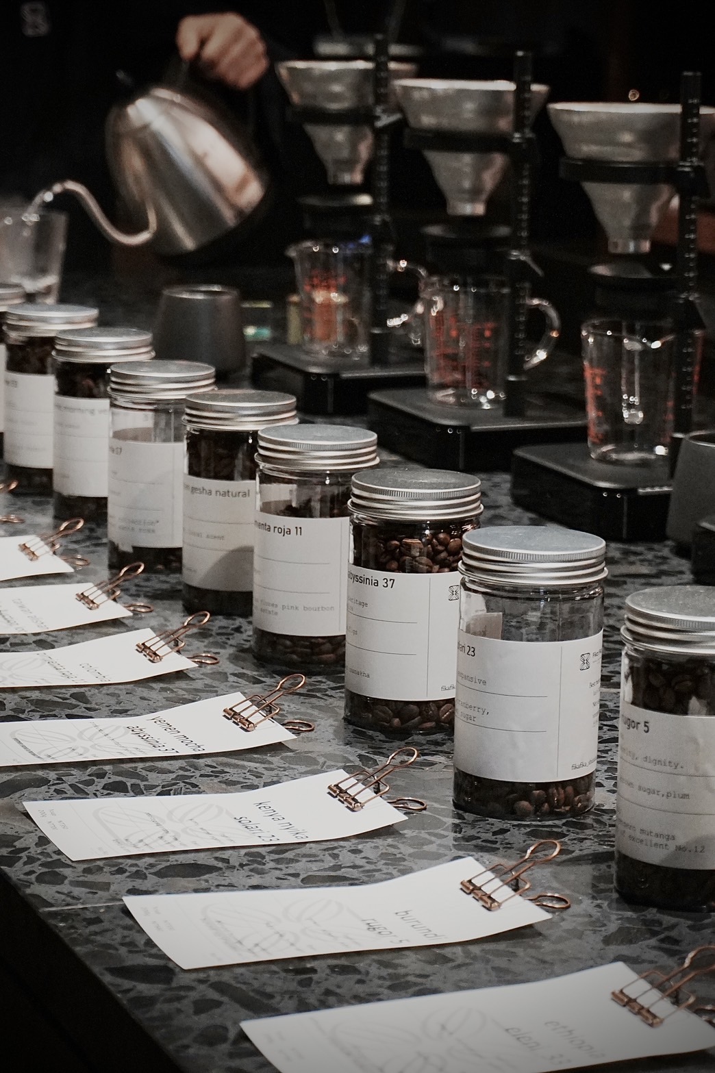 除了有專人對每款精品咖啡豆進行解說，咖啡豆相關風味資訊也都於手沖吧檯前一覽無遺。