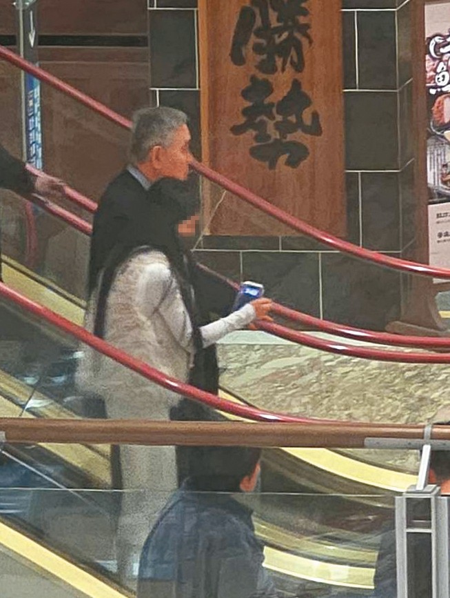 王文洋（左）與新女友（右）日前在商場逛街，兩人並肩，據悉已帶回家和王家人見面。（讀者提供）