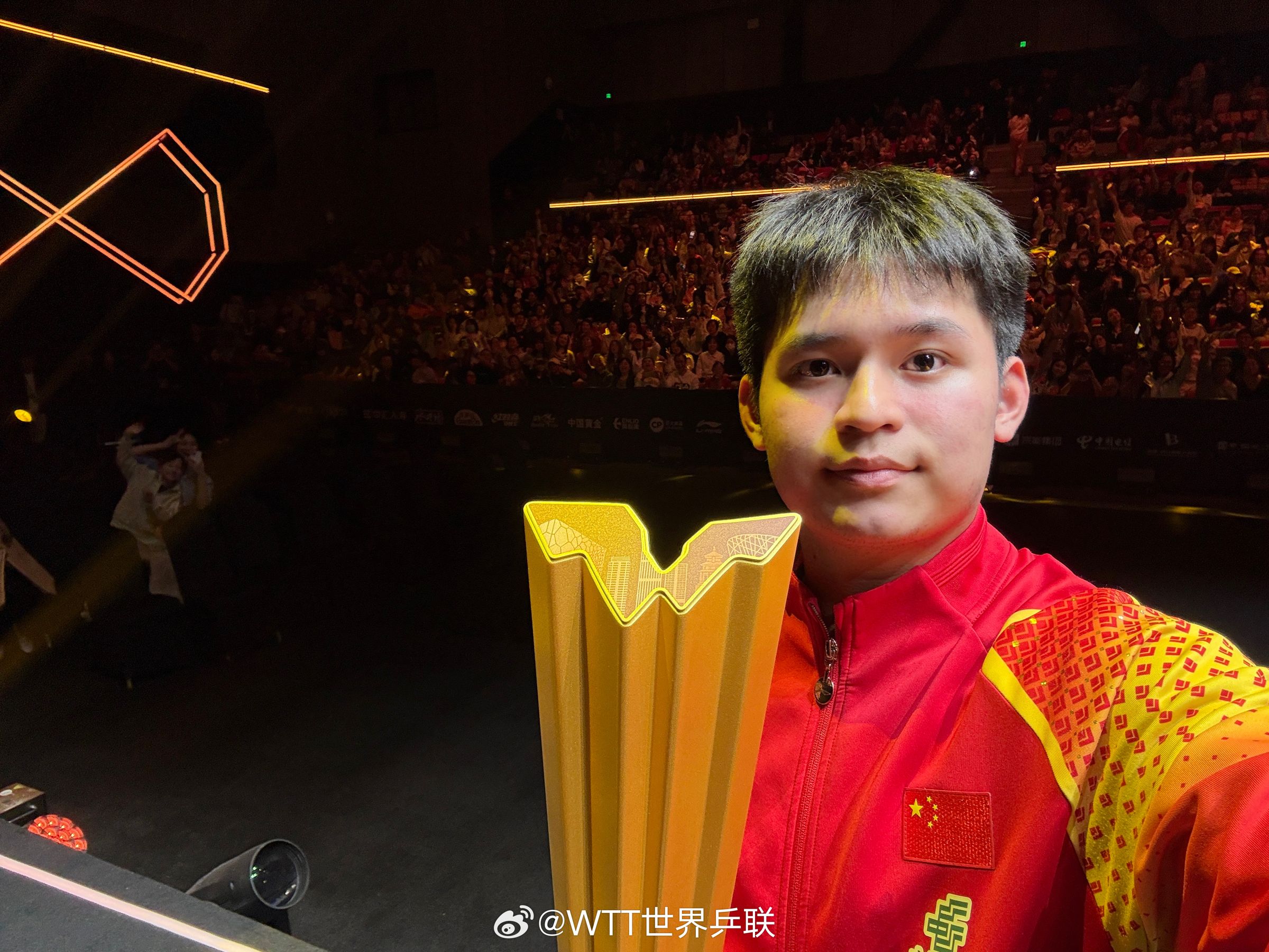 年僅19歲的林詩棟今在WTT中國大滿貫決賽上打敗大前輩馬龍奪冠。（翻攝自WTT世界乒聯微博）
