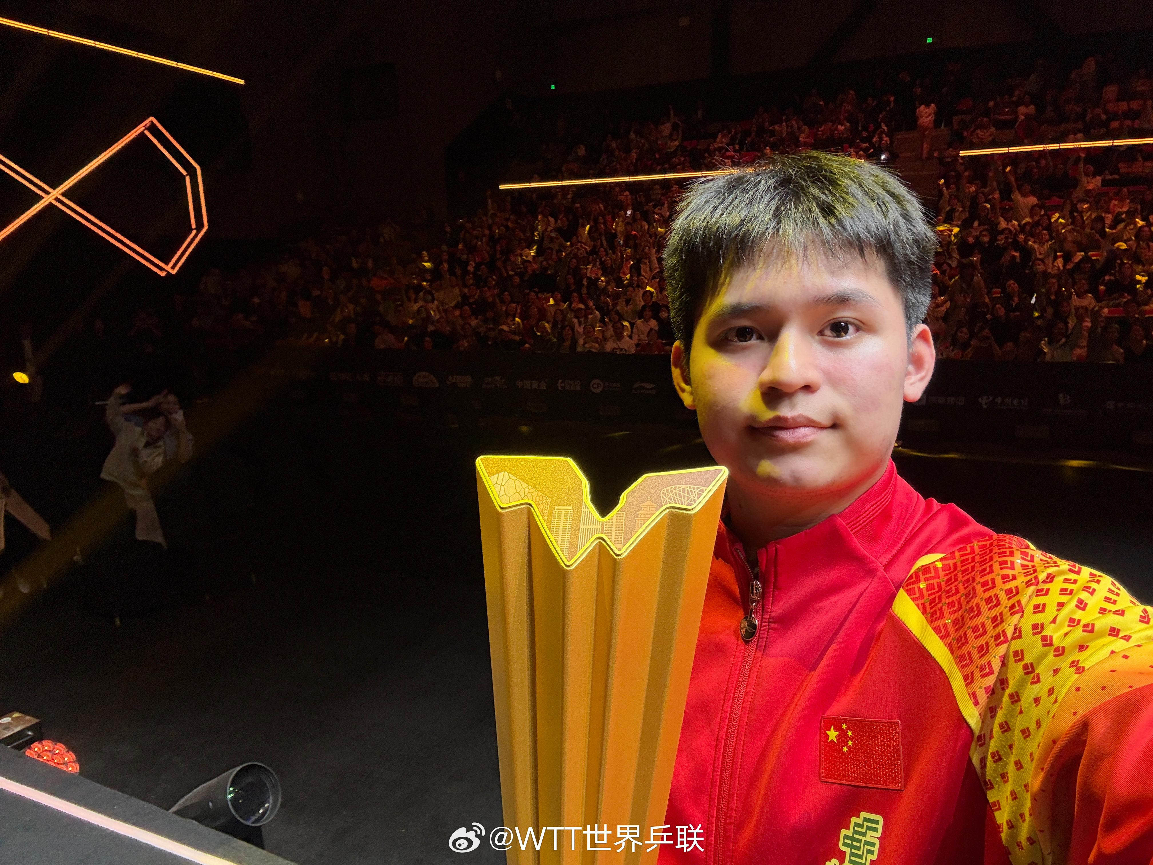 年僅19歲的林詩棟今在WTT中國大滿貫決賽上打敗大前輩馬龍奪冠。(翻攝自WTT世界乒聯微博)