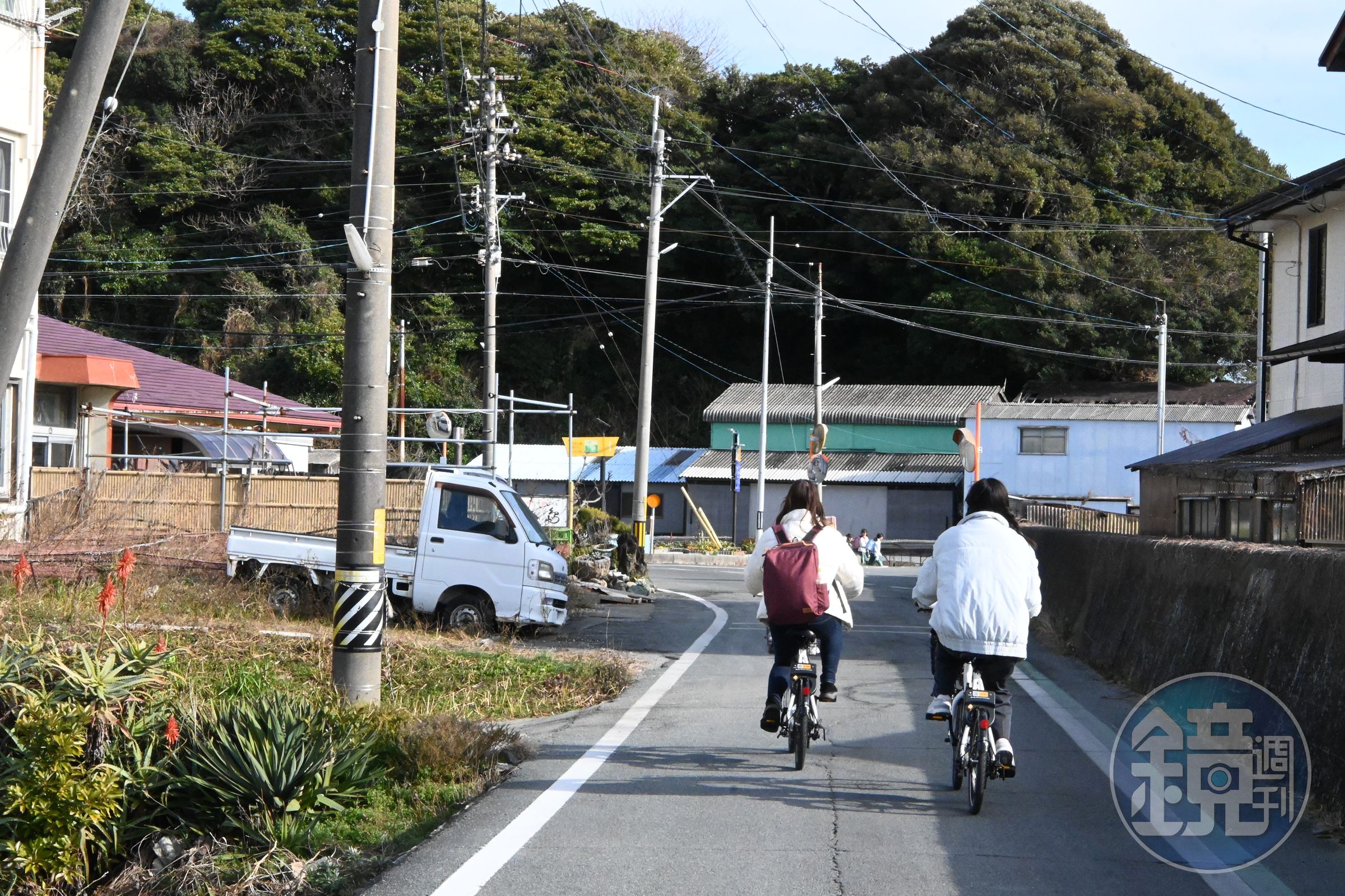 岸上交通最推薦騎車漫遊，租到車之後就能自由順著海岸線騎行，前往島內各景點。