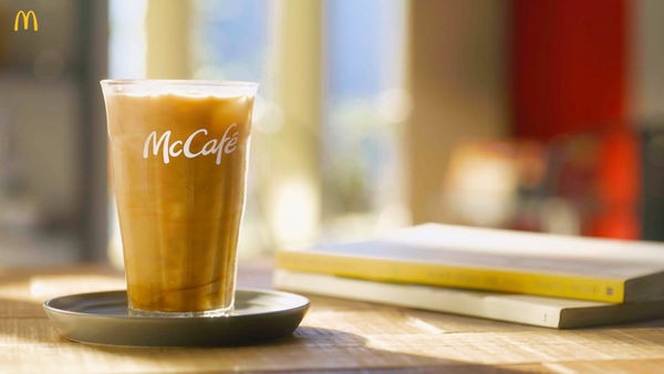 自2018起停售的焦糖冰奶茶，將於3月27日回歸麥當勞長期供應菜單。（麥當勞提供）