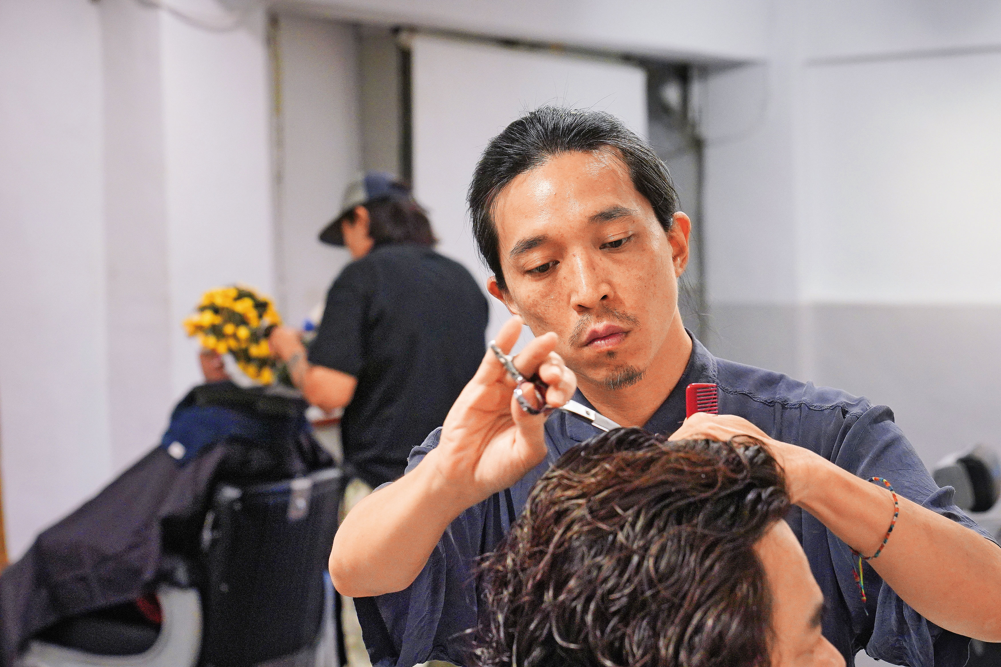 行者另一位老闆Morgan跟美髮品牌合作,在地下室另闢蹊徑,經營男子理髮。
