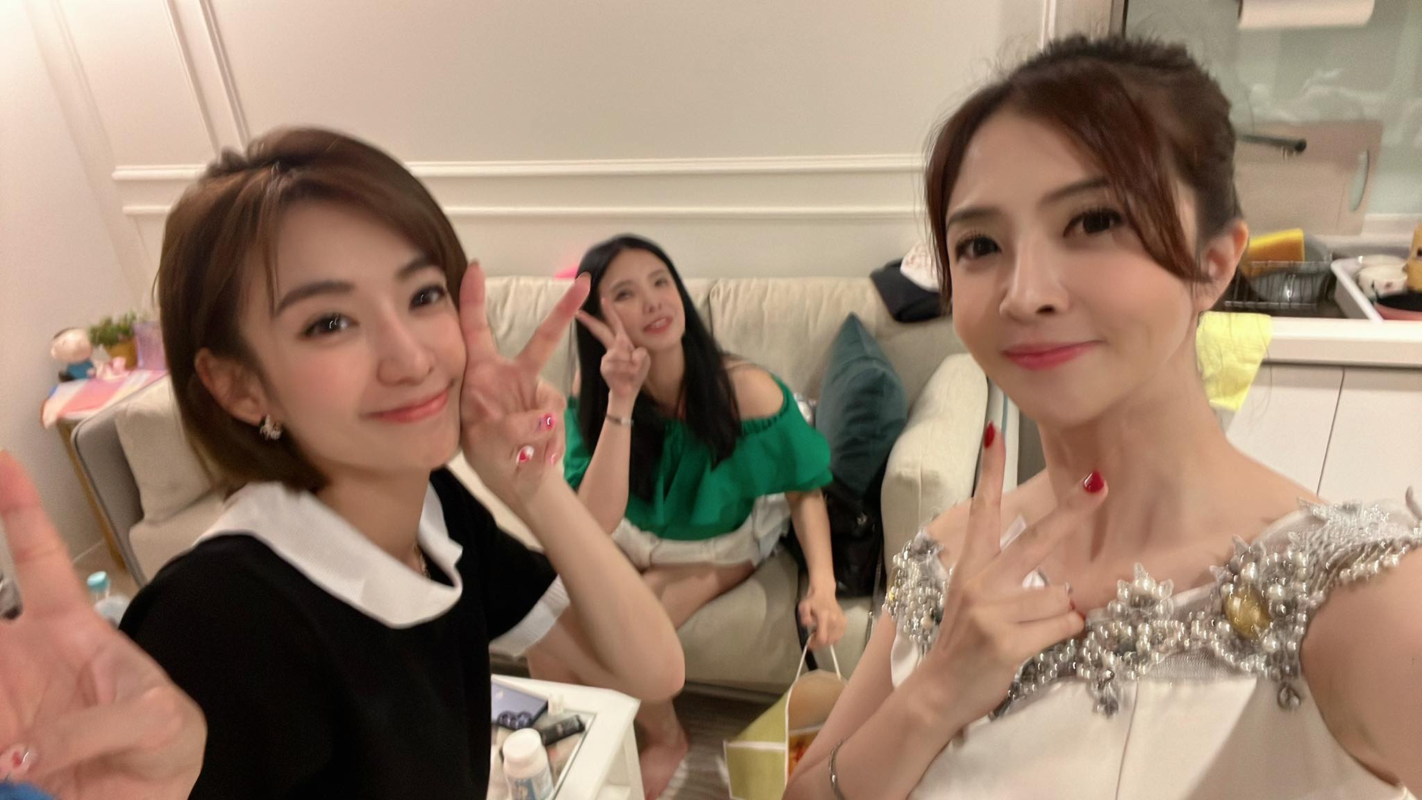 女星李亮瑾（右）和好友相聚。（翻攝自李亮瑾臉書）