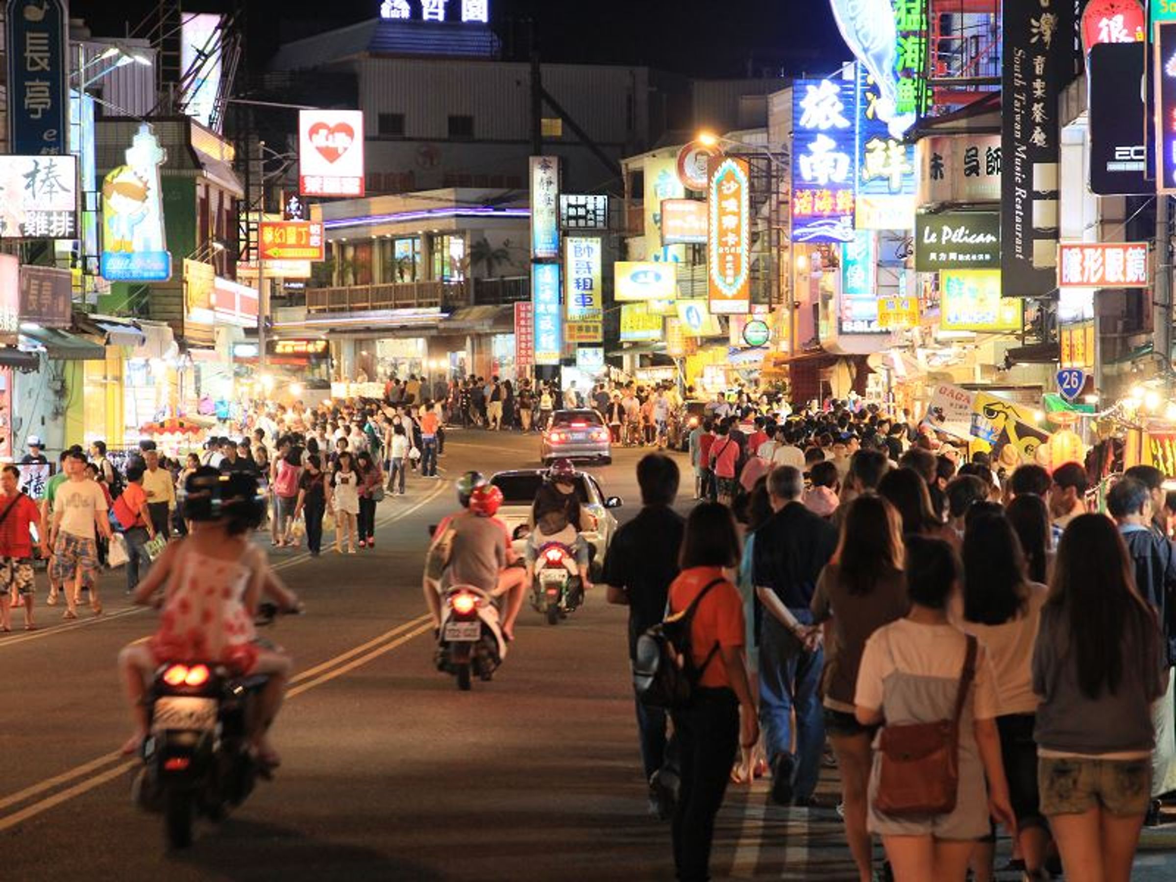 墾丁大街一間海鮮餐廳,傳出有高中生一行7人吃生蠔,6人出現高燒,上吐下瀉,屏東縣衛生局已啟動調查是否為食物中毒,圖為墾丁大街。(屏東縣政府提供)