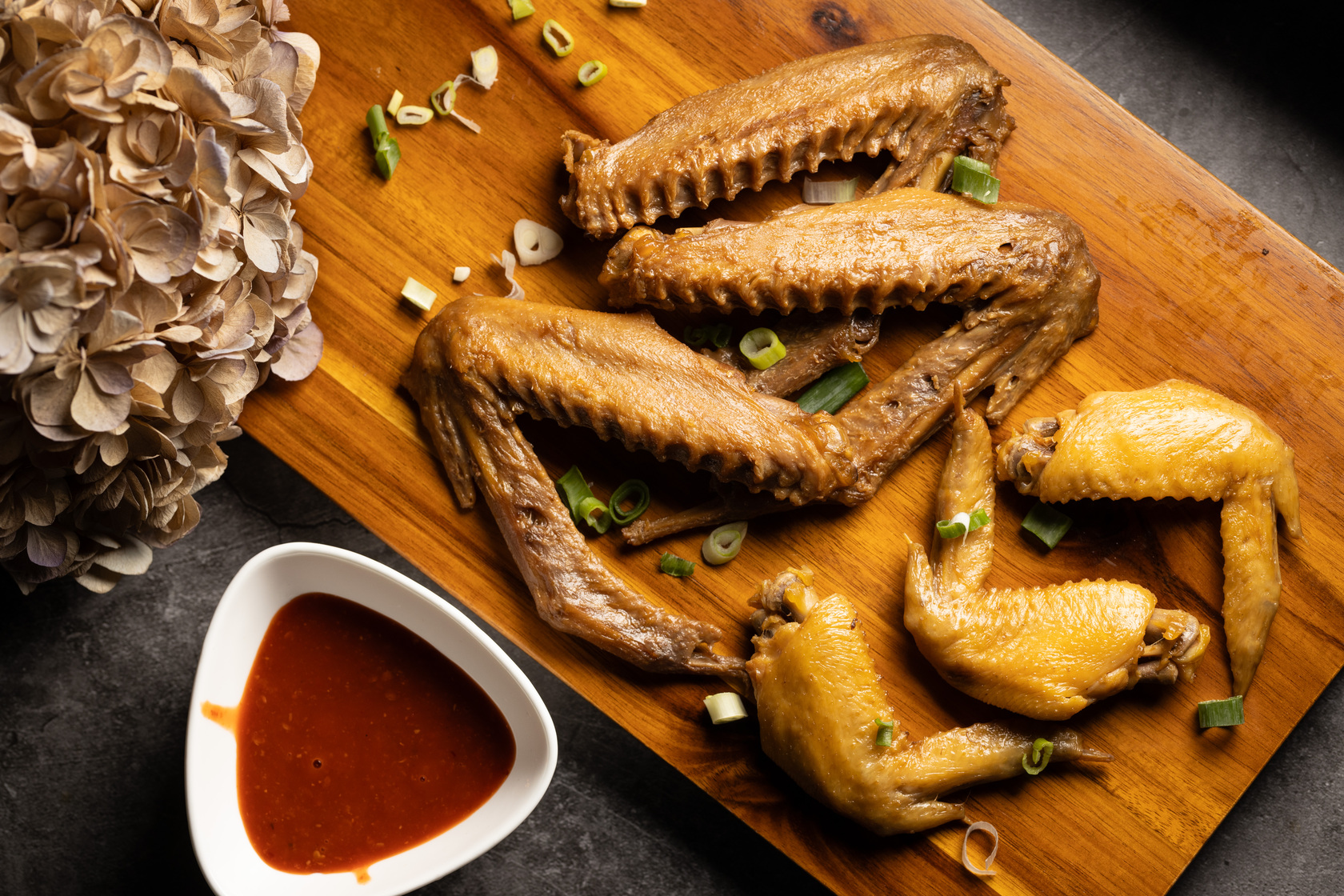 嘉義老店「福州滷味」光是翅膀的選擇就有很多種，也是最受歡迎的品項。（雞翅12元／支、土番鴨翅25元／支）