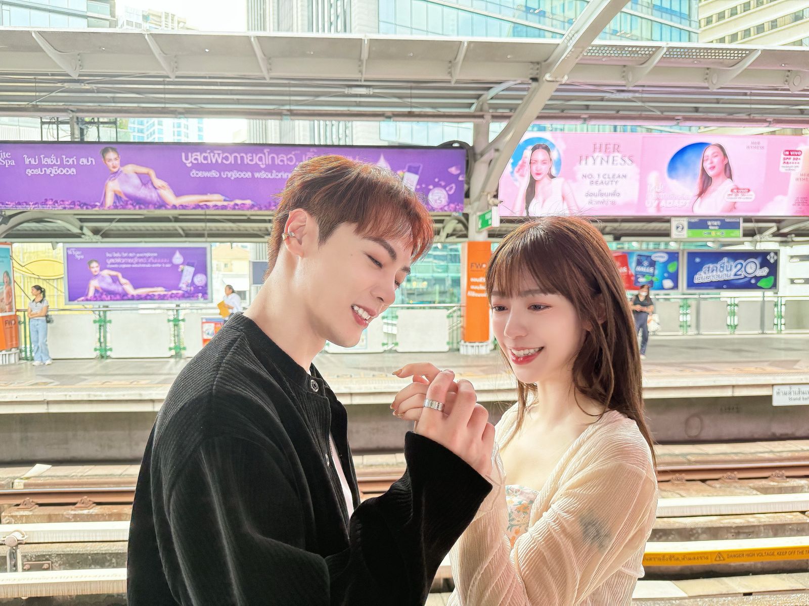 古曜威曼谷街頭爆哭撕吼！　嚇到路人