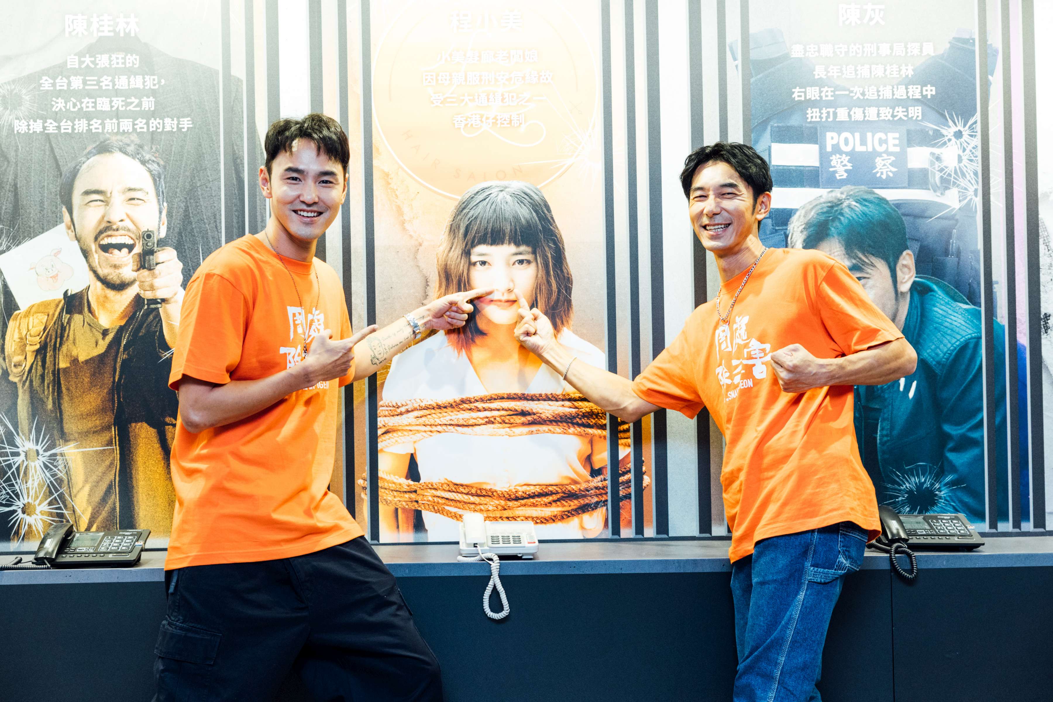 缺席的王淨只有看板在場，阮經天與李李仁拍照時也要捉弄她，作勢戳她鼻孔。（高雄電影節提供）