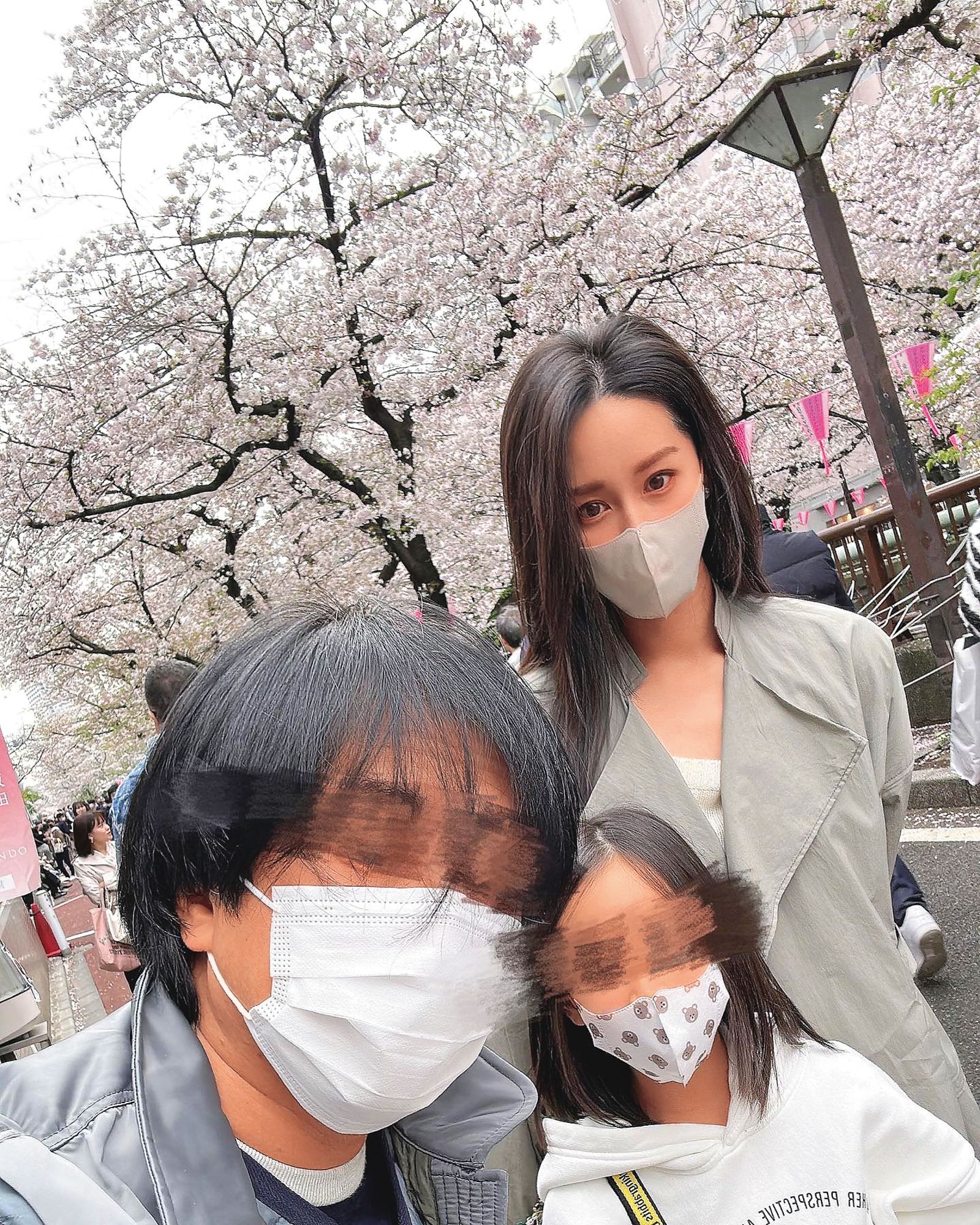 女兒（中）和老公（左）都很支持曾愷玹（右）出來多接戲，她也將老公視為「最佳盟友」，讓她能無後顧之憂。（翻攝自曾愷玹臉書）