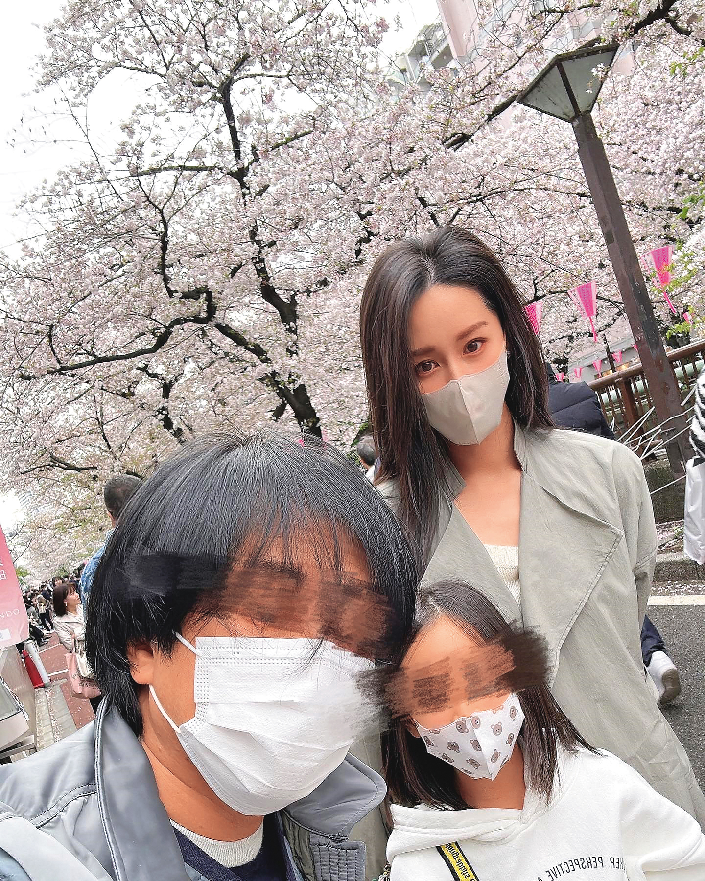 女兒（中）和老公（左）都很支持曾愷玹（右）出來多接戲，她也將老公視為「最佳盟友」，讓她能無後顧之憂。（翻攝自曾愷玹臉書）