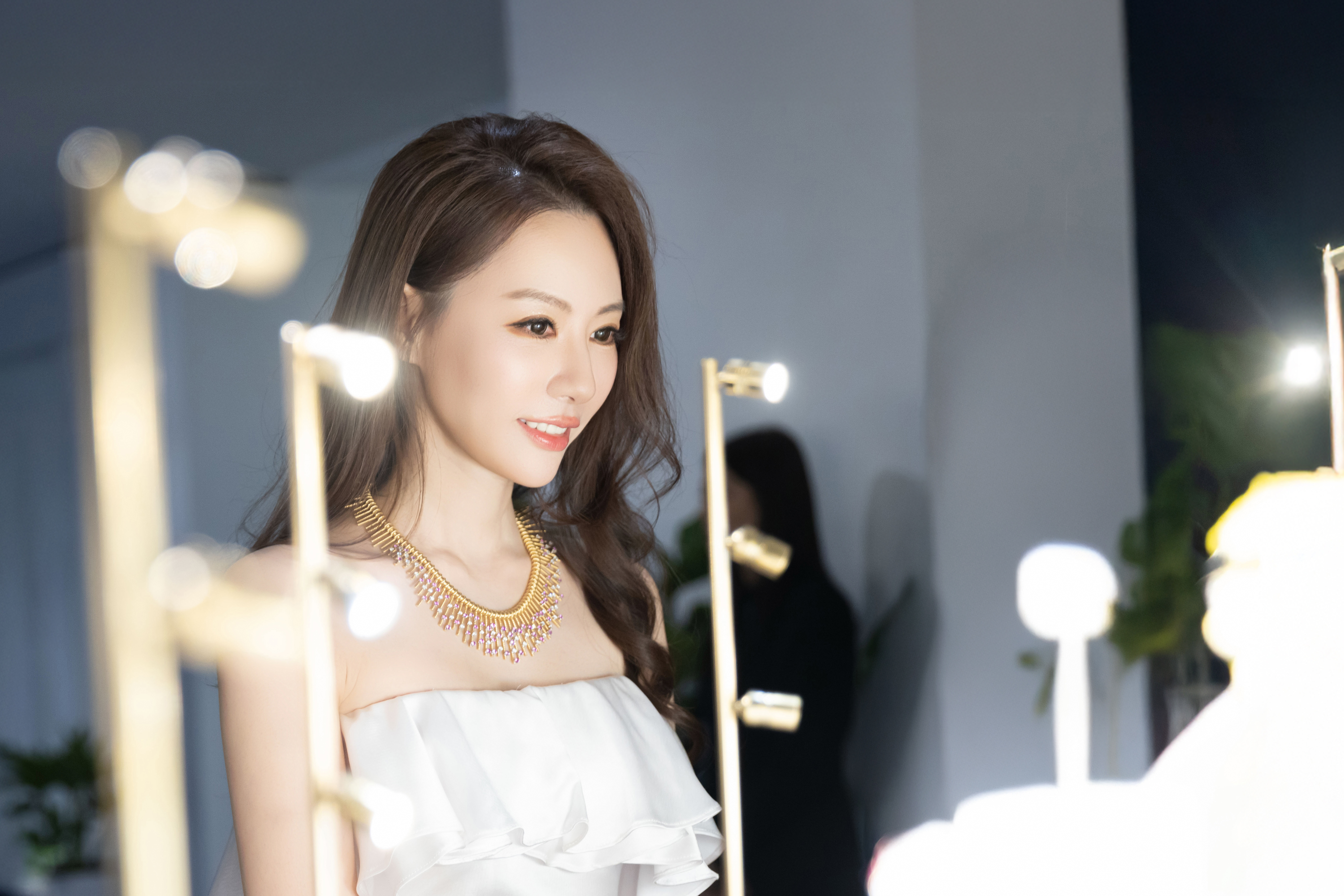 王瀅參加Tiffany年度高級珠寶展，欣賞價值高達65億元的150件頂級珍瑰。（Tiffany & Co.提供）