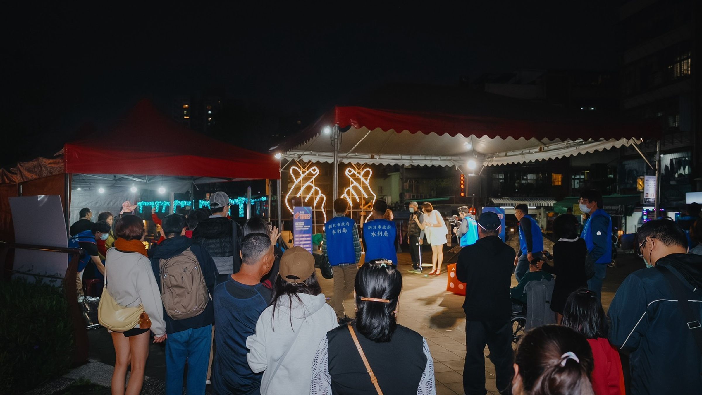 白色情人節快閃活動，現場參與民眾十分踴躍。（新北市水利局提供）