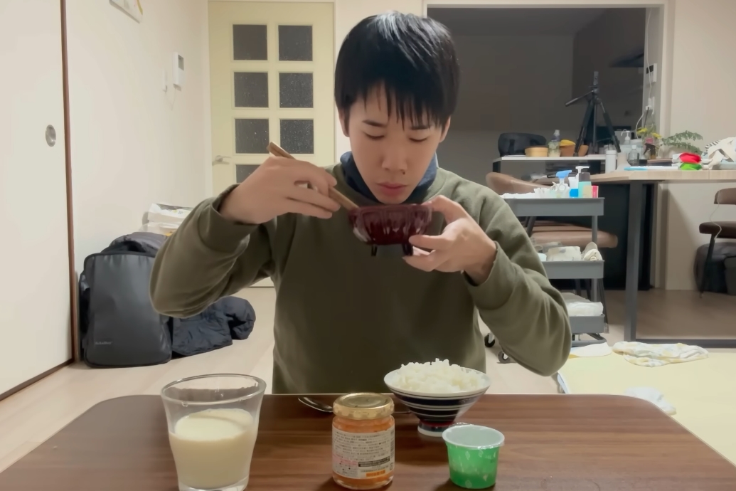 等到寶寶們都睡了,Hiro才能好好用餐。(翻攝自 ひろの日陰暮らし YT)