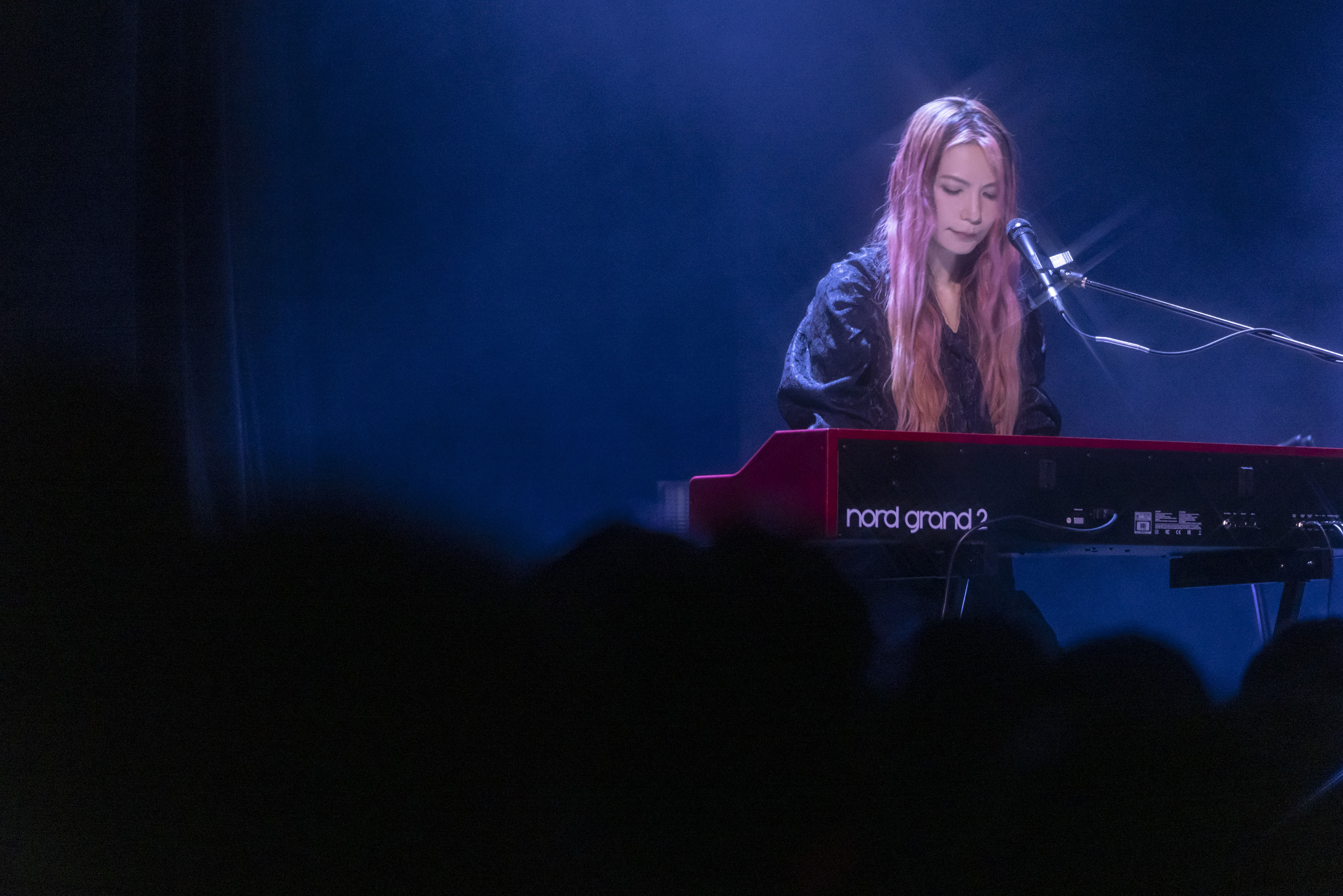 Tizzy Bac 惠婷為演出添購全新電鋼琴。(相信音樂提供)
