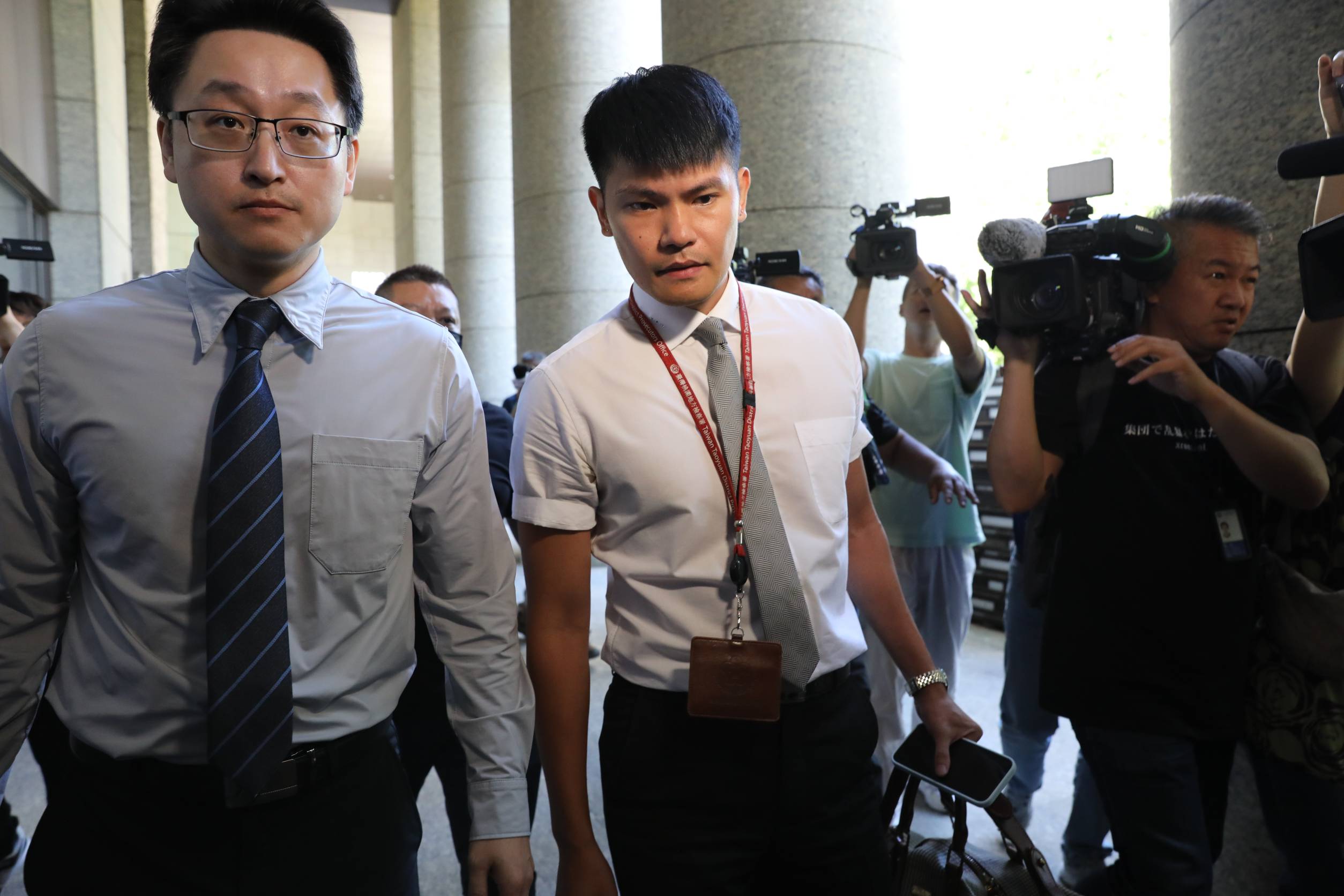 鄭文燦二度獲交保，桃園地檢署主任檢察官呂象吾（左）、檢察官陳嘉義（右）再提抗告。