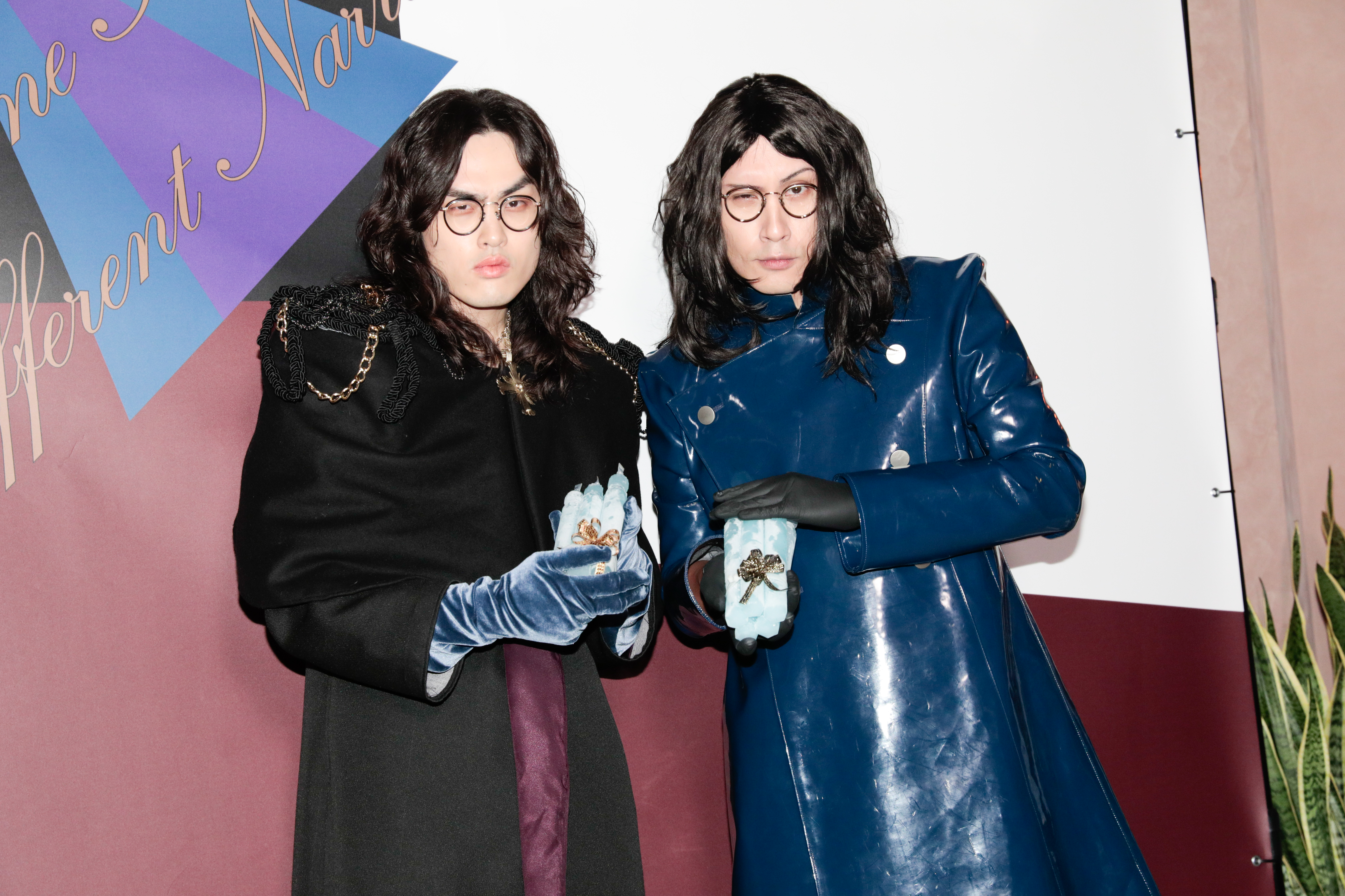 黃宣YELLOW特地扮成鶴 The Crane 的雙胞胎出席記者會。