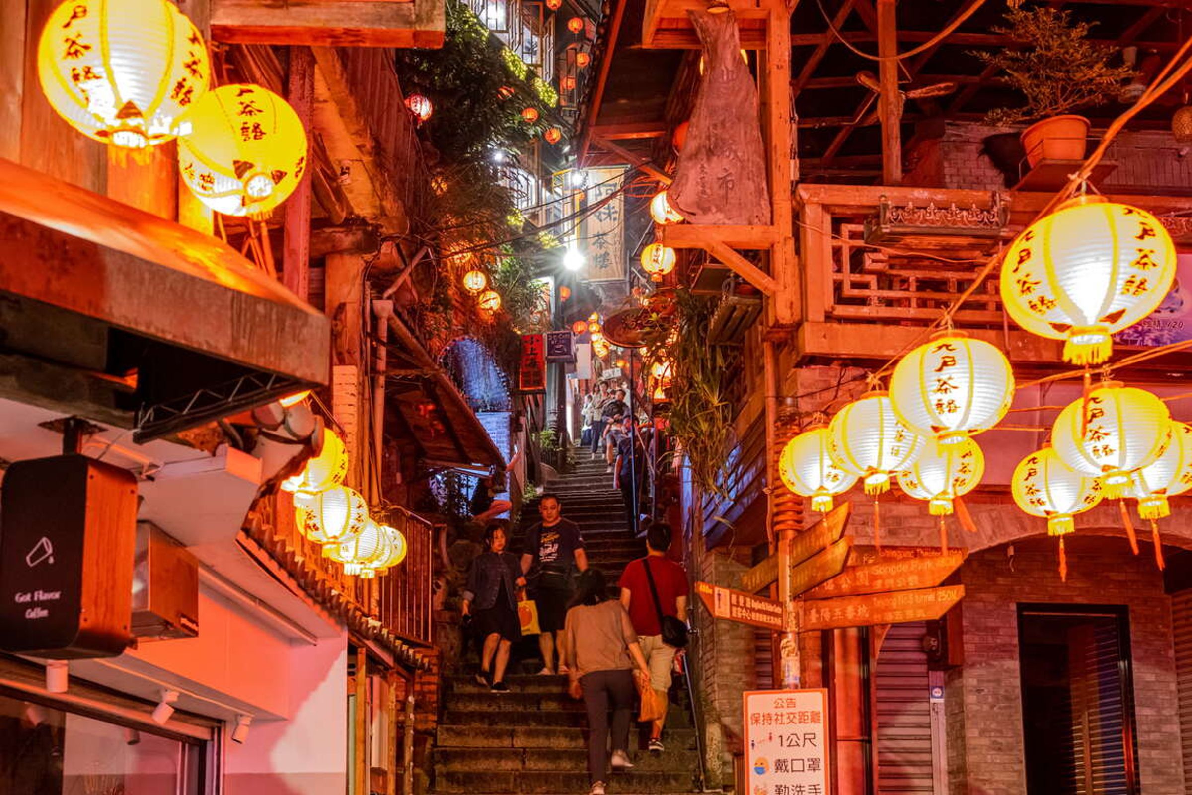 有網友稱九份都是日本觀光客，引發討論，但多數人直言，台灣景點已擠滿韓國遊客，圖為九份老街。（翻攝自新北市觀光旅遊網）