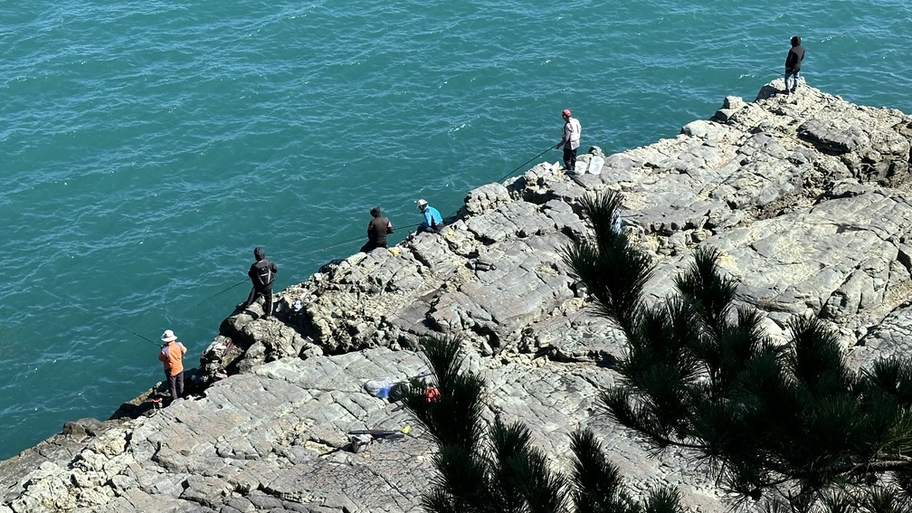 偶遇的海釣客們，與海色、岩石形成一幅美麗的畫。