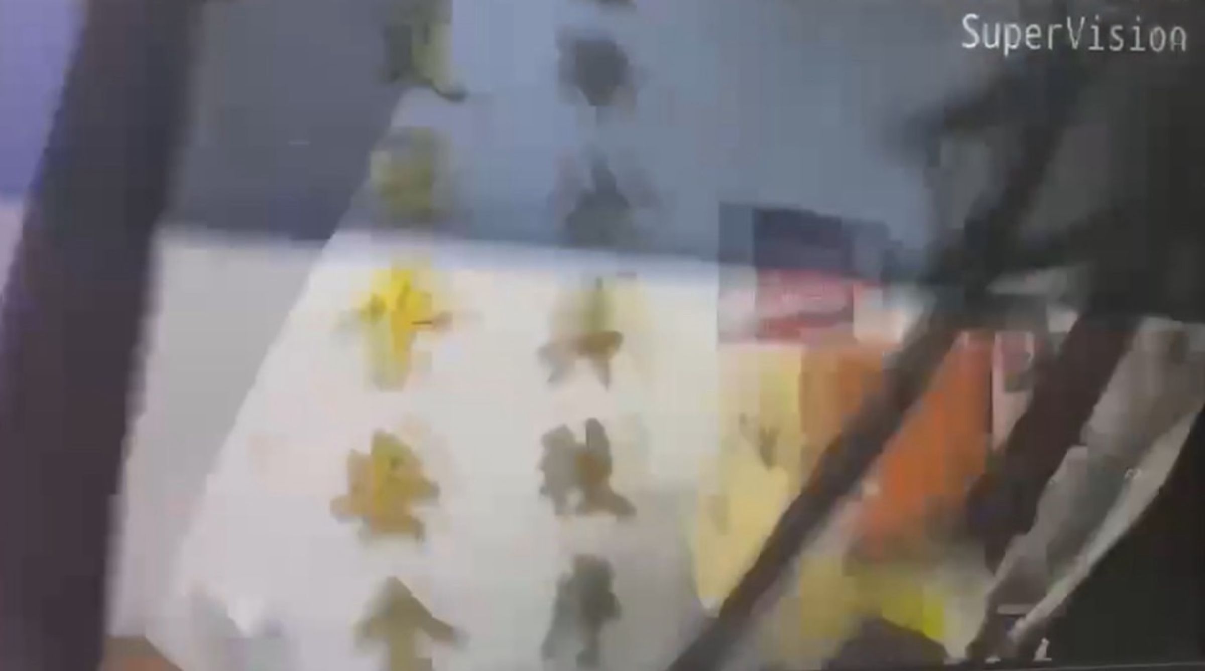 34歲簡姓男子昨晚駕駛偷來的貨車，衝撞基隆市警局八堵分駐所值台，造成值班警員蘇昱鴻死亡。（翻攝畫面）